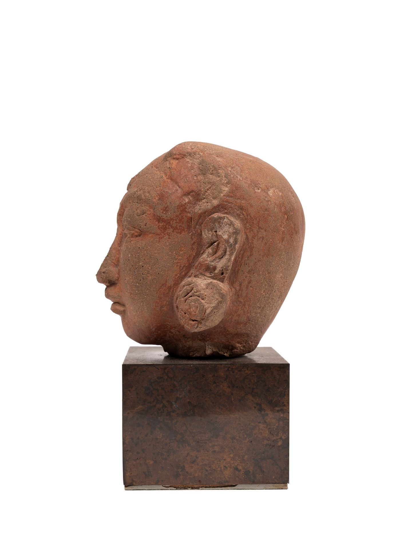 AN ANTIQUE INDIAN TERRACOTTA HEAD, - Bild 2 aus 3