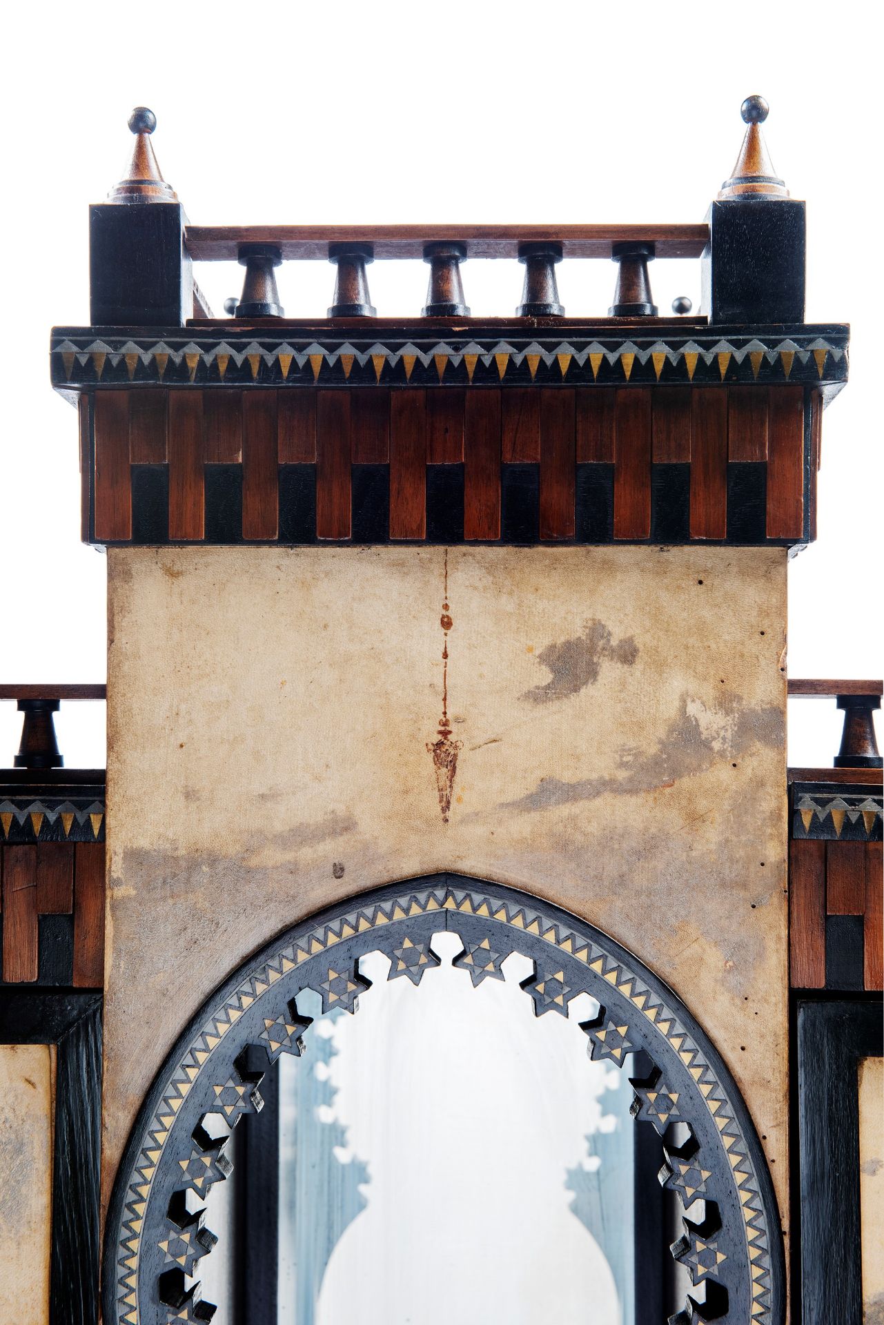 AN IMPORTANT INLAID WOOD AND HAND-PAINTED VELLUM MOSQUÃ‰E CABINET, Around 1900 - Bild 5 aus 10