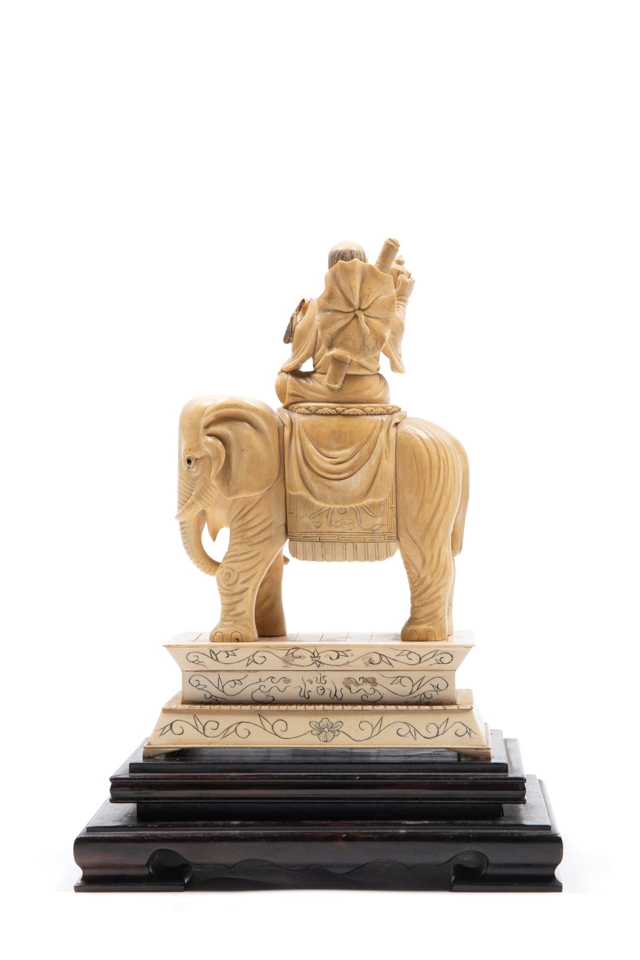 â˜¼AN IVORY SCULPTURE DEPICTING A SAGE ON AN ELEPHANT, China, 19th / 20th century - Bild 2 aus 2