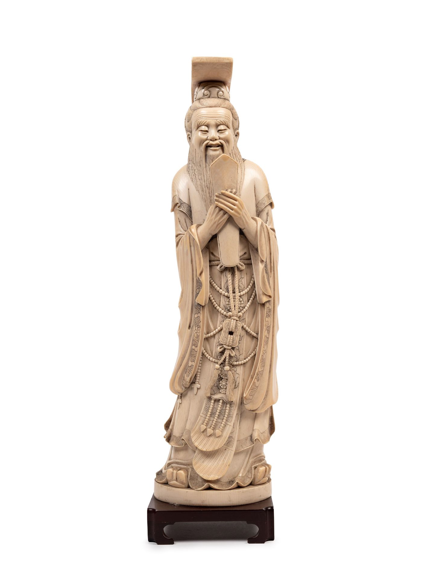 â˜¼AN IVORY SCULPTURE DEPICTING CONFUCIO, China, 19th / 20th century