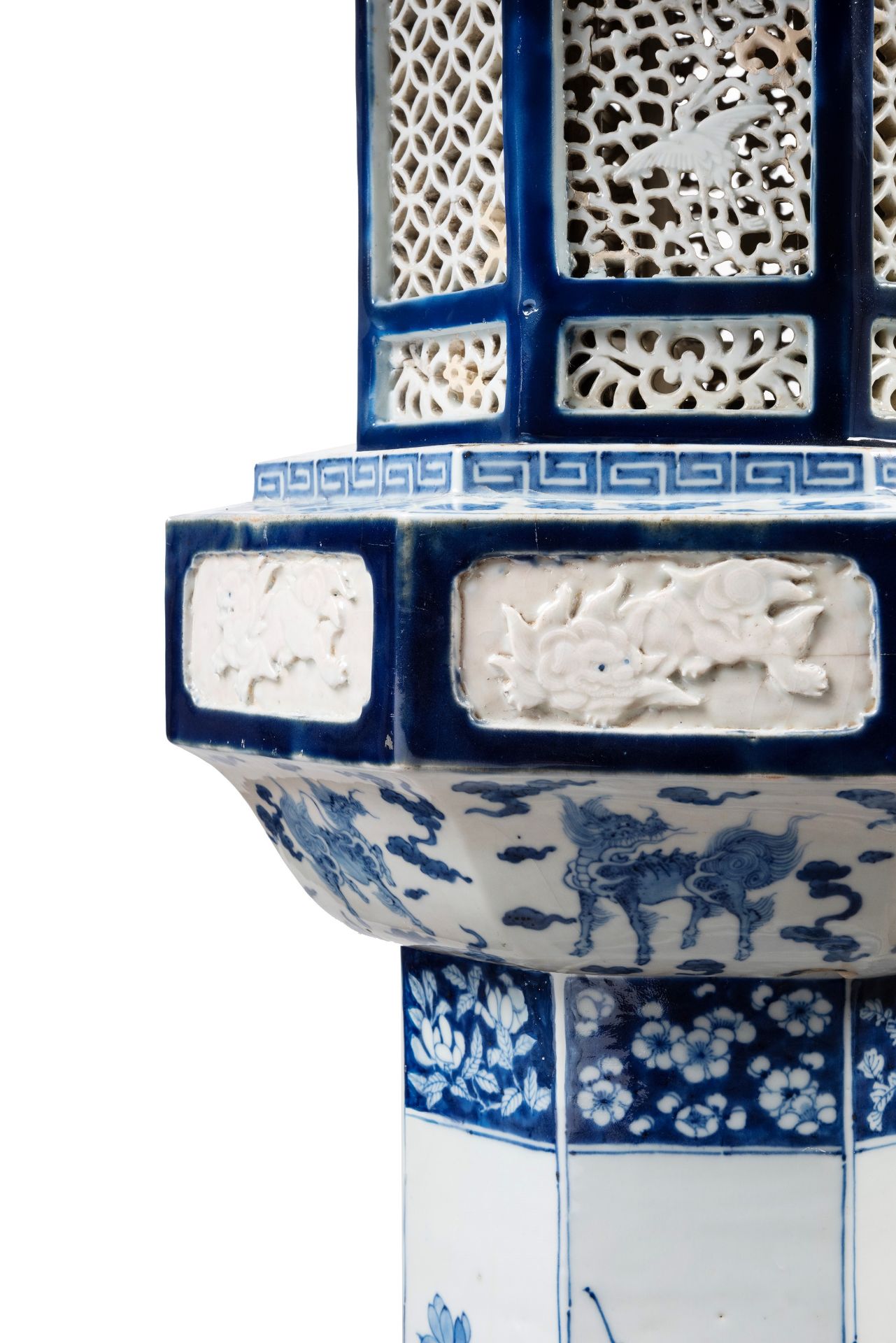 A LARGE BLUE AND WHITE PORCELAIN PAGODA, Japan, Arita, 19th century - Bild 3 aus 4