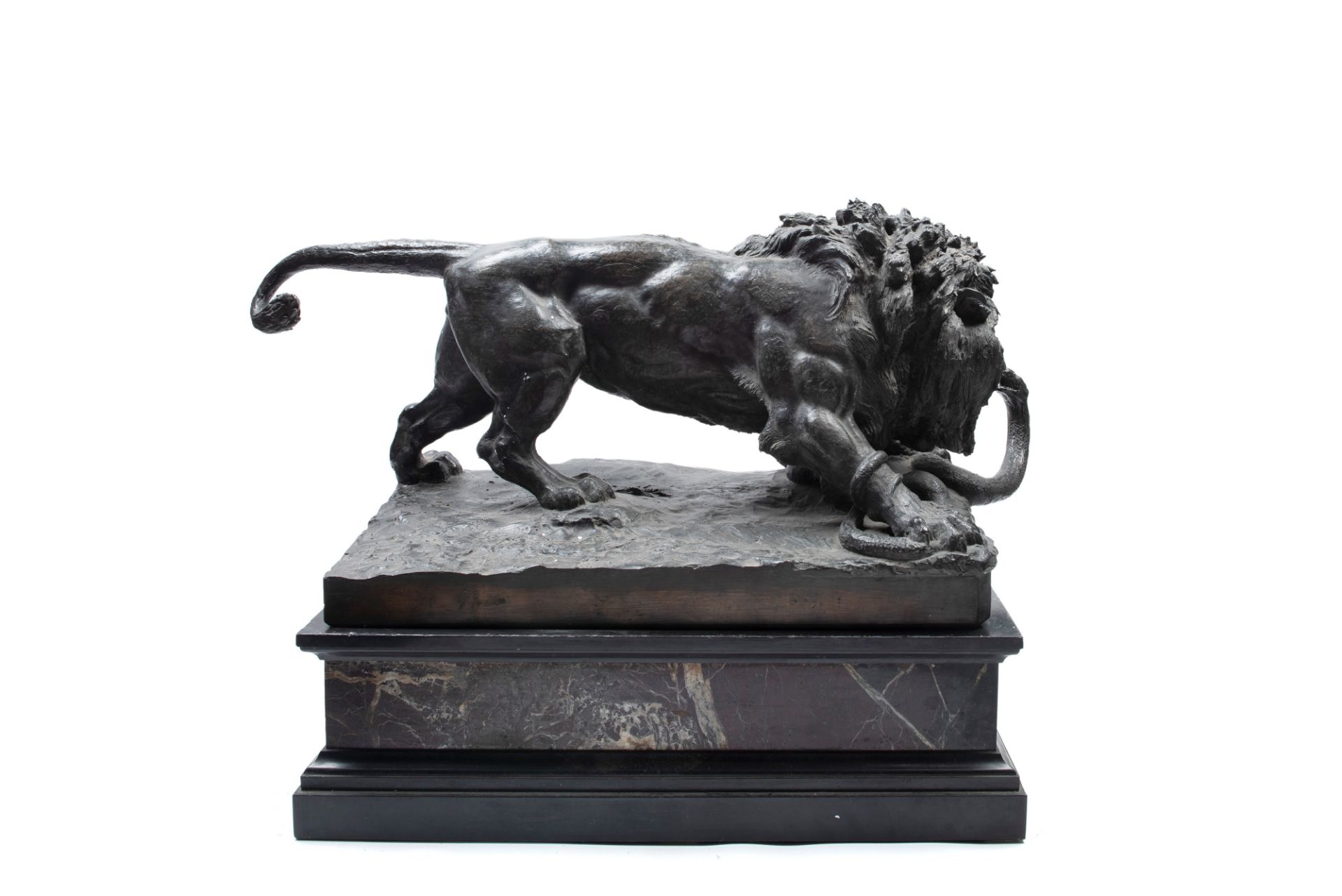 SCULPTURE DEPICTING A LION FIGHTING WITH A SERPENT ON A MARBLE BASE, 19th century - Bild 2 aus 4