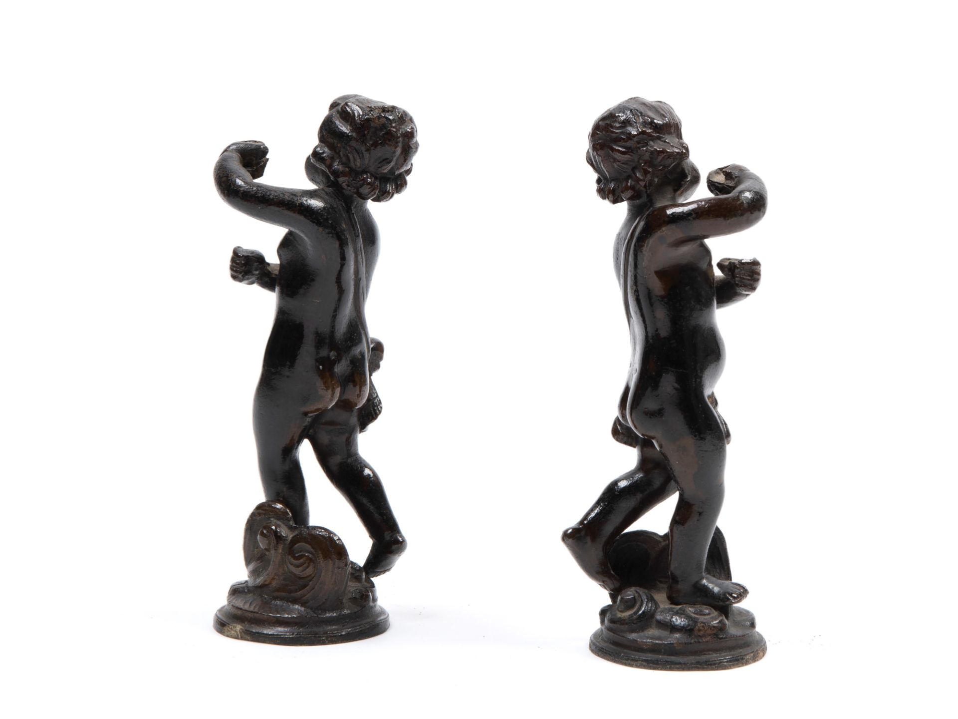 PAIR OF BRONZE PUTTI WITH DARK PATINA, 17th century - Bild 2 aus 2