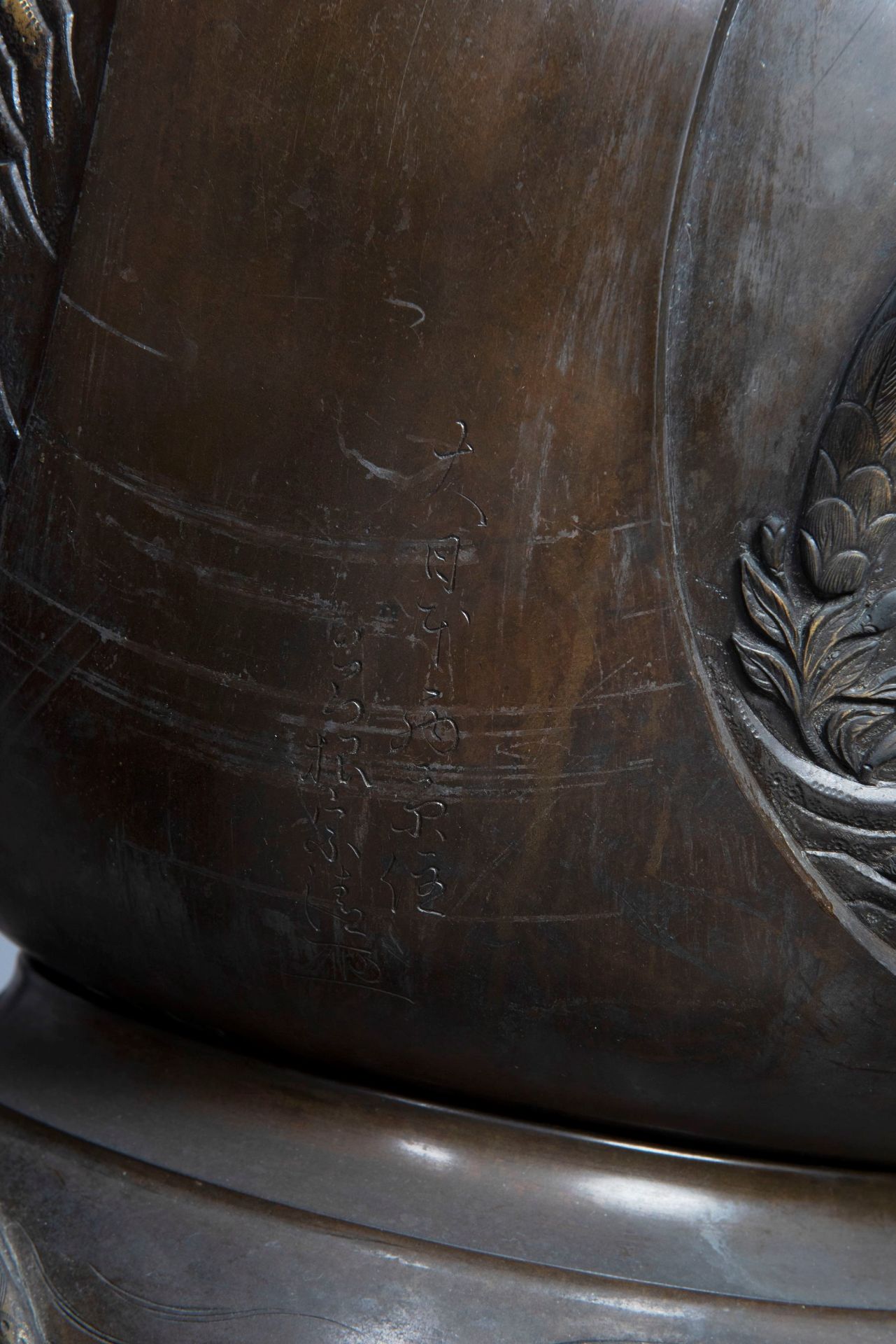 A LARGE PAIR OF BRONZE KOROS, Japan, Meiji period (1868-1912) - Bild 7 aus 9