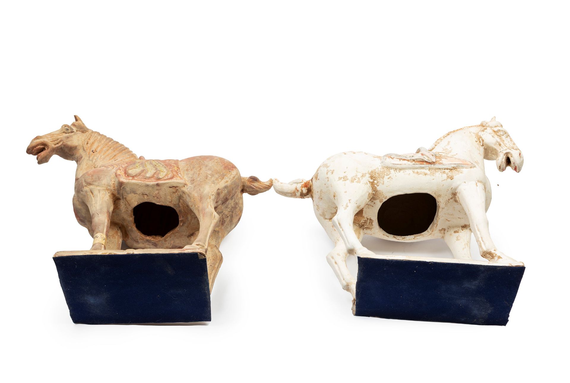 A PAIR OF CHINESE TERRACOTTA HORSES IN TANG STYLE, - Bild 4 aus 4