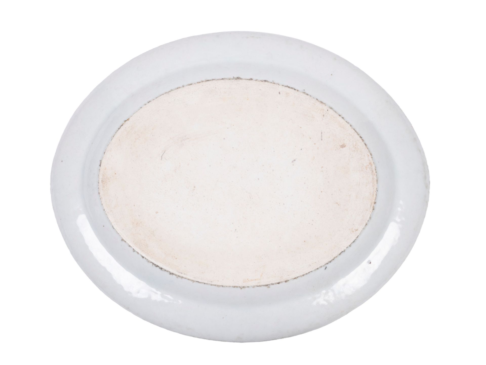 OVAL ARMORIAL FAMILLE-ROSE PORCELAIN DISH, China, Qing dinasty, late 18th century - Bild 2 aus 2