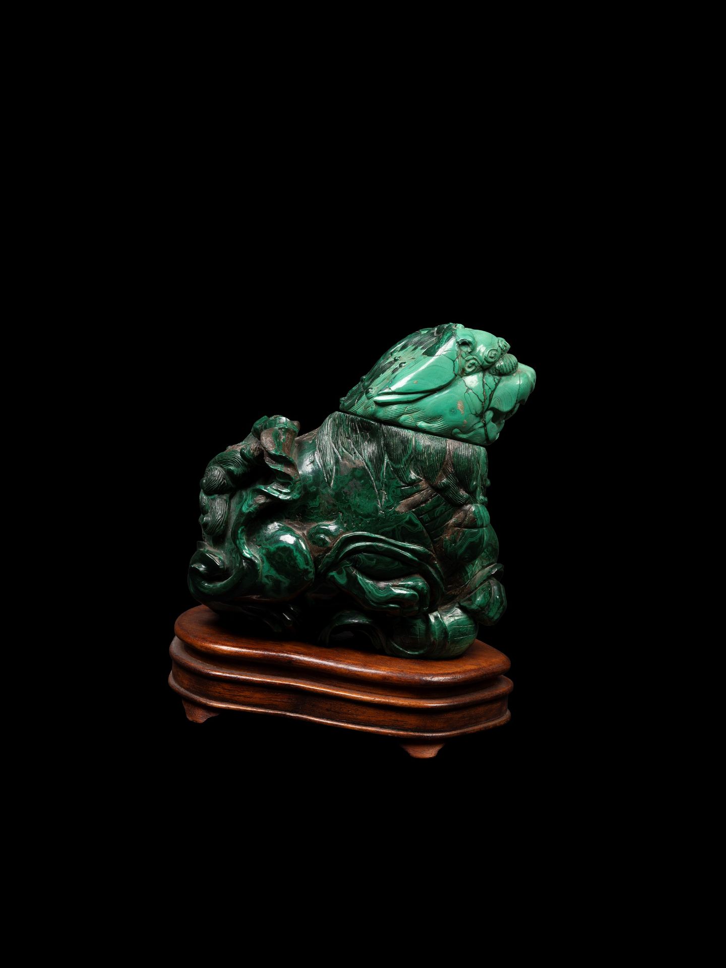 A MALACHITE SCULPTURE DEPICTING A FOO DOG, China, Qing dynasty, 19th century - Bild 2 aus 3