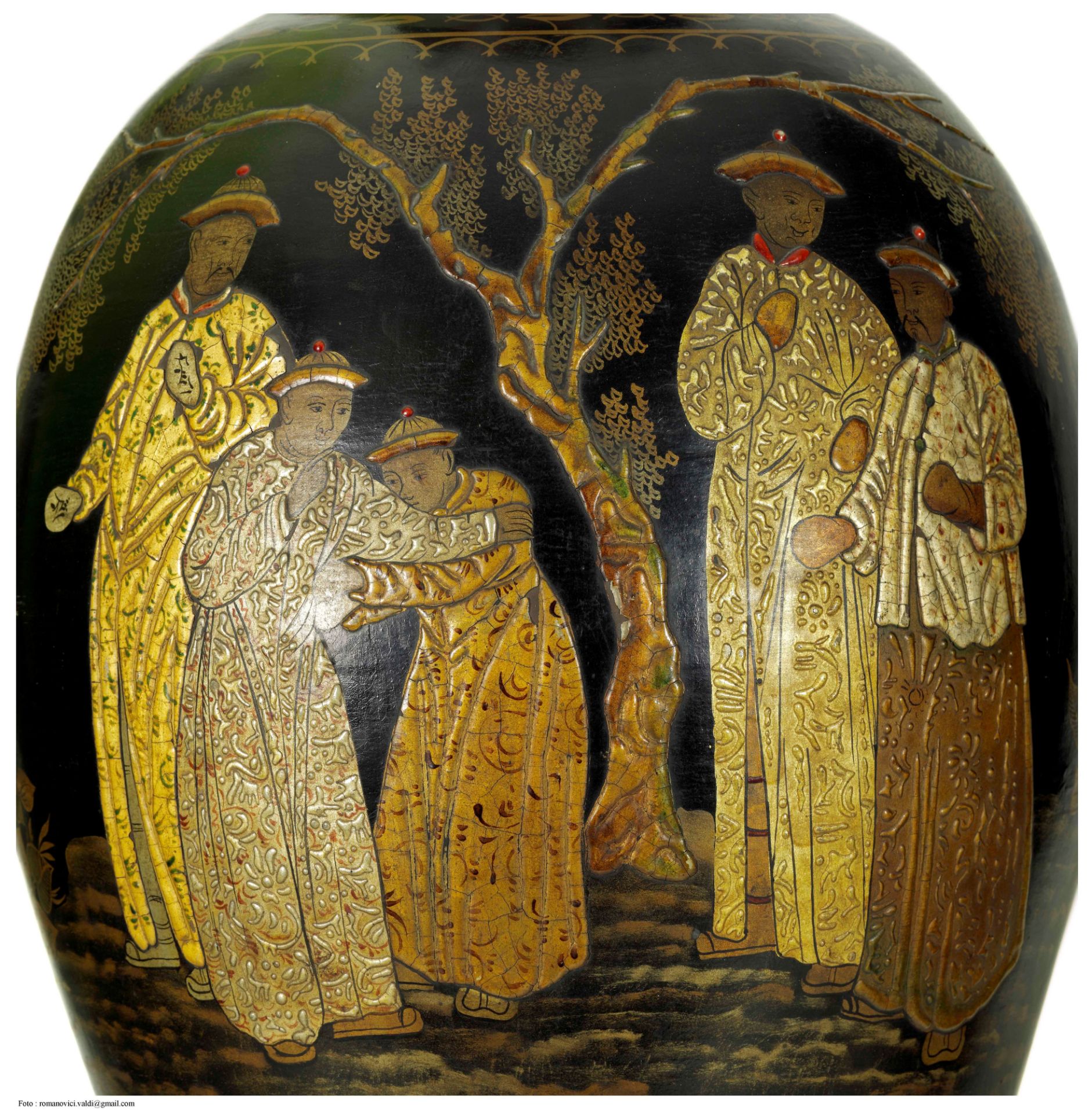 A RARE PAIR OF LACQUERED TERRACOTTA VASES IN CHINOISERIE STYLE, Berlin, late 18th / early 19th centu - Bild 3 aus 6