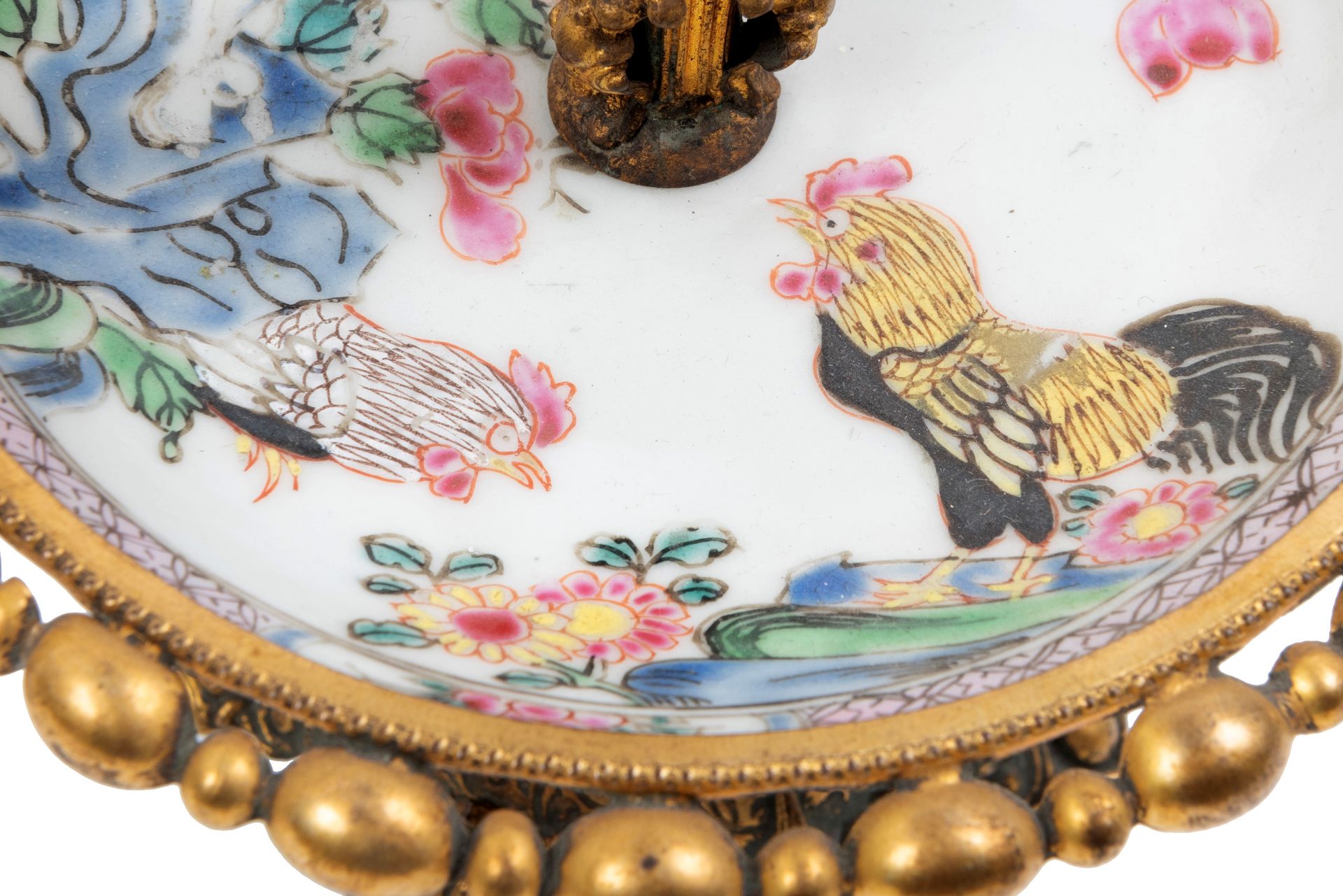 AN HORMOLU MOUNTED FAMILLE ROSE PORCELAIN CUP AND SAUCER, China, Qing dynasty, 18th century - Bild 3 aus 3