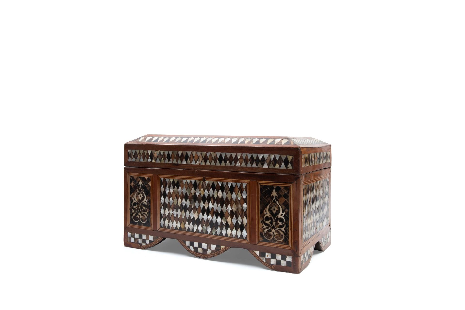 A LARGE MOORISH WOODEN CASKET, Turkey, early 20th century - Bild 2 aus 3