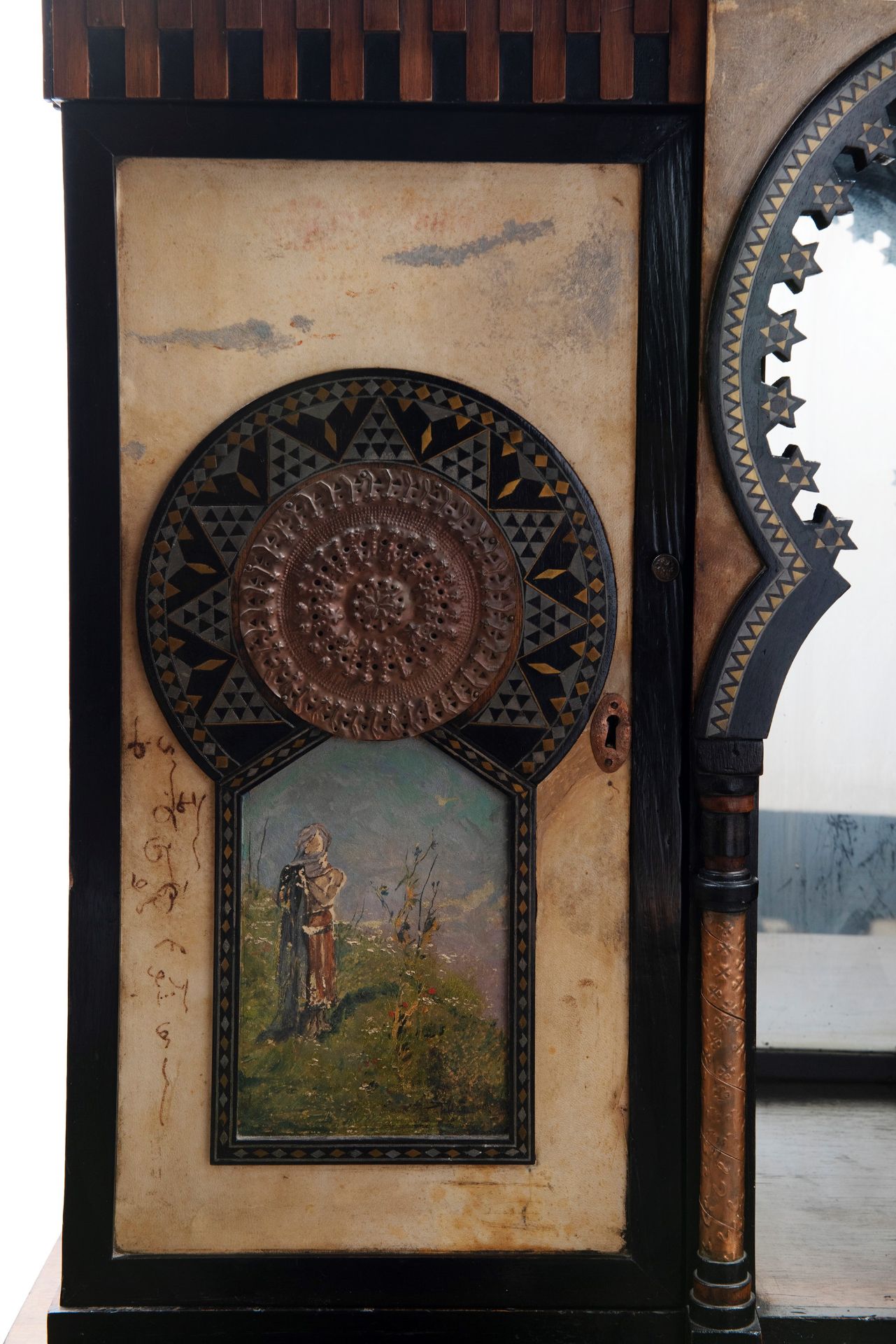 AN IMPORTANT INLAID WOOD AND HAND-PAINTED VELLUM MOSQUÃ‰E CABINET, Around 1900 - Bild 6 aus 10