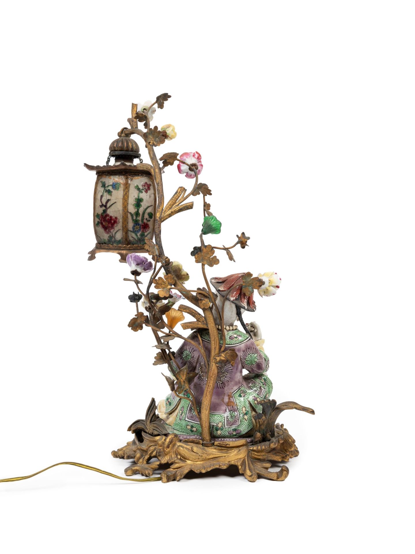 POLYCHROME PORCELAIN LAMP MOUNTED IN BRONZE DEPICTING A SEATED DIGNITARY, 19th century - Bild 2 aus 3