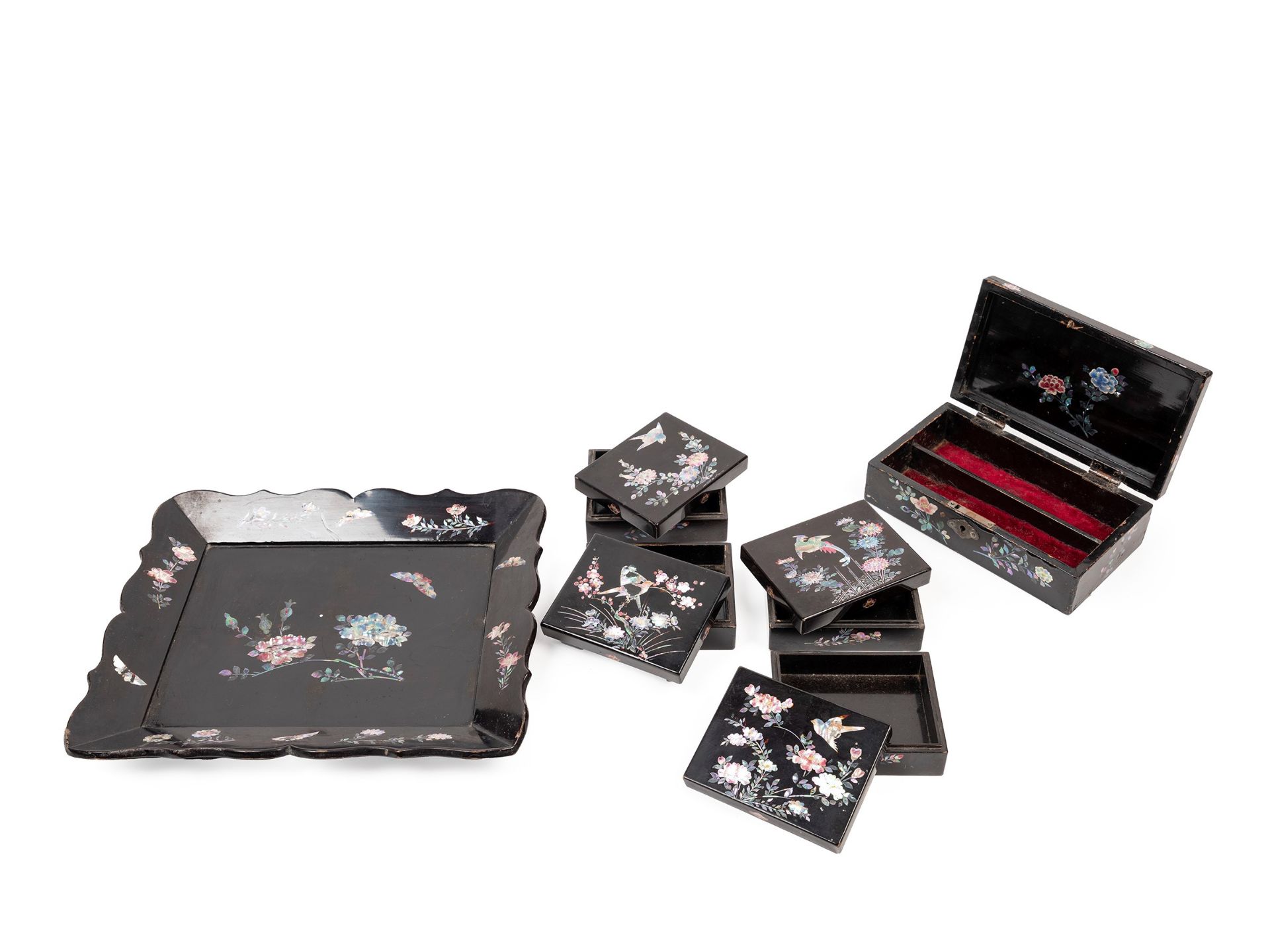 LOT OF FIVE LACQUERED WOODEN BOXES AND A TRAY INLAID WITH MOTHER-OF-PEARL, China, 20th century - Bild 2 aus 2