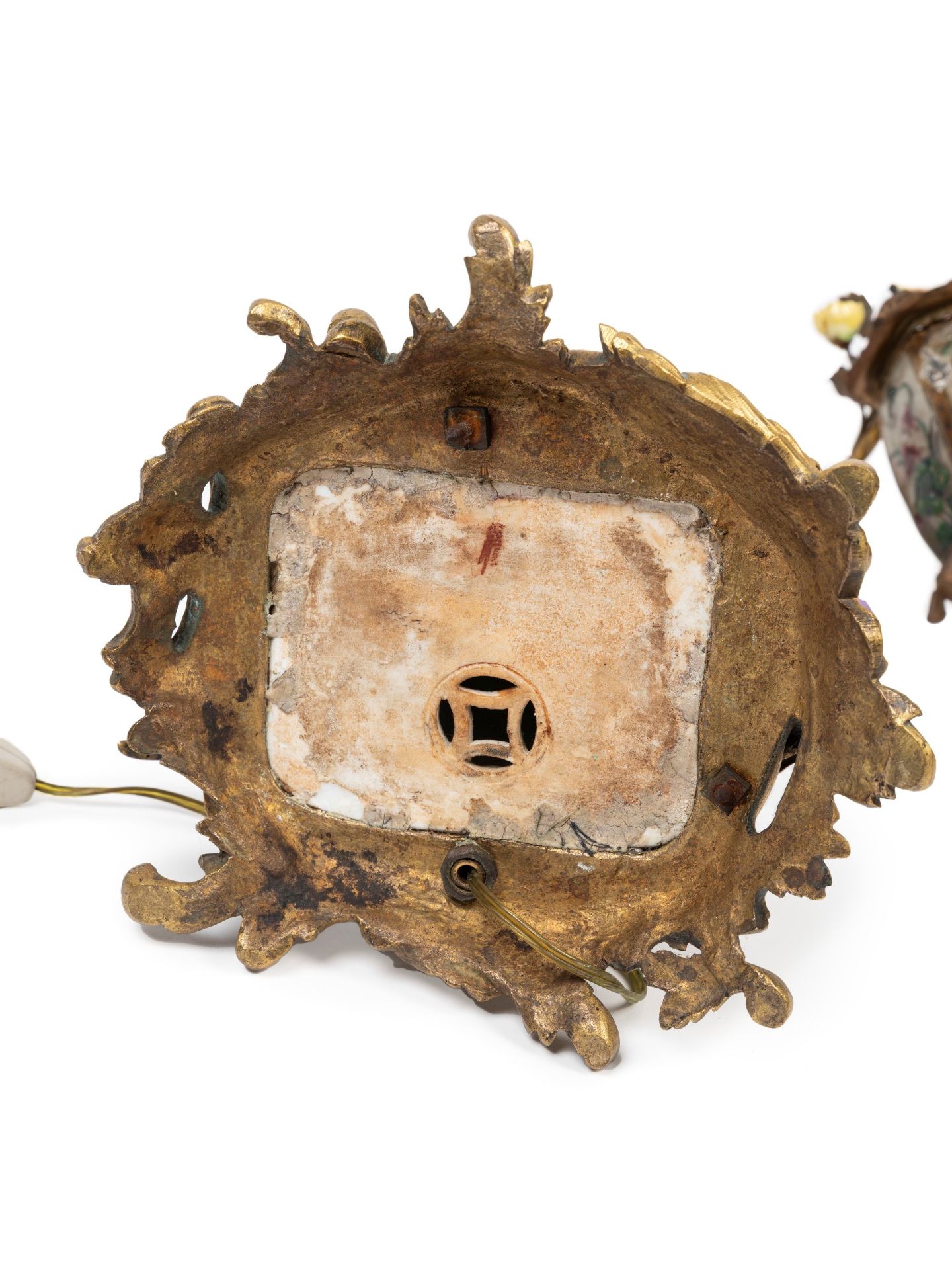 POLYCHROME PORCELAIN LAMP MOUNTED IN BRONZE DEPICTING A SEATED DIGNITARY, 19th century - Bild 3 aus 3