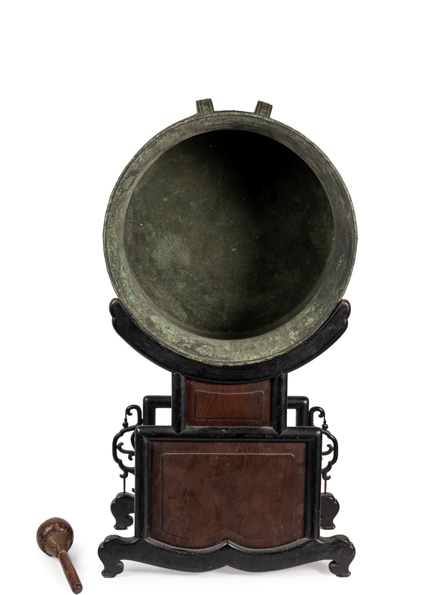 A GONG WITH DRUMSTICK AND STAND IN WOOD, China, possibly Han (206 b.C-220 a.d.) - Bild 2 aus 2