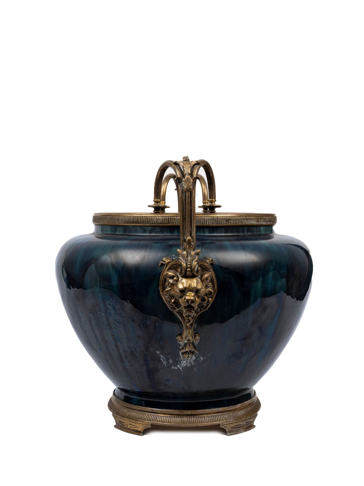 A LARGE PORCELAIN BOWL MOUNTED IN GILT BRONZE, France, 19th / 20th century - Bild 2 aus 2