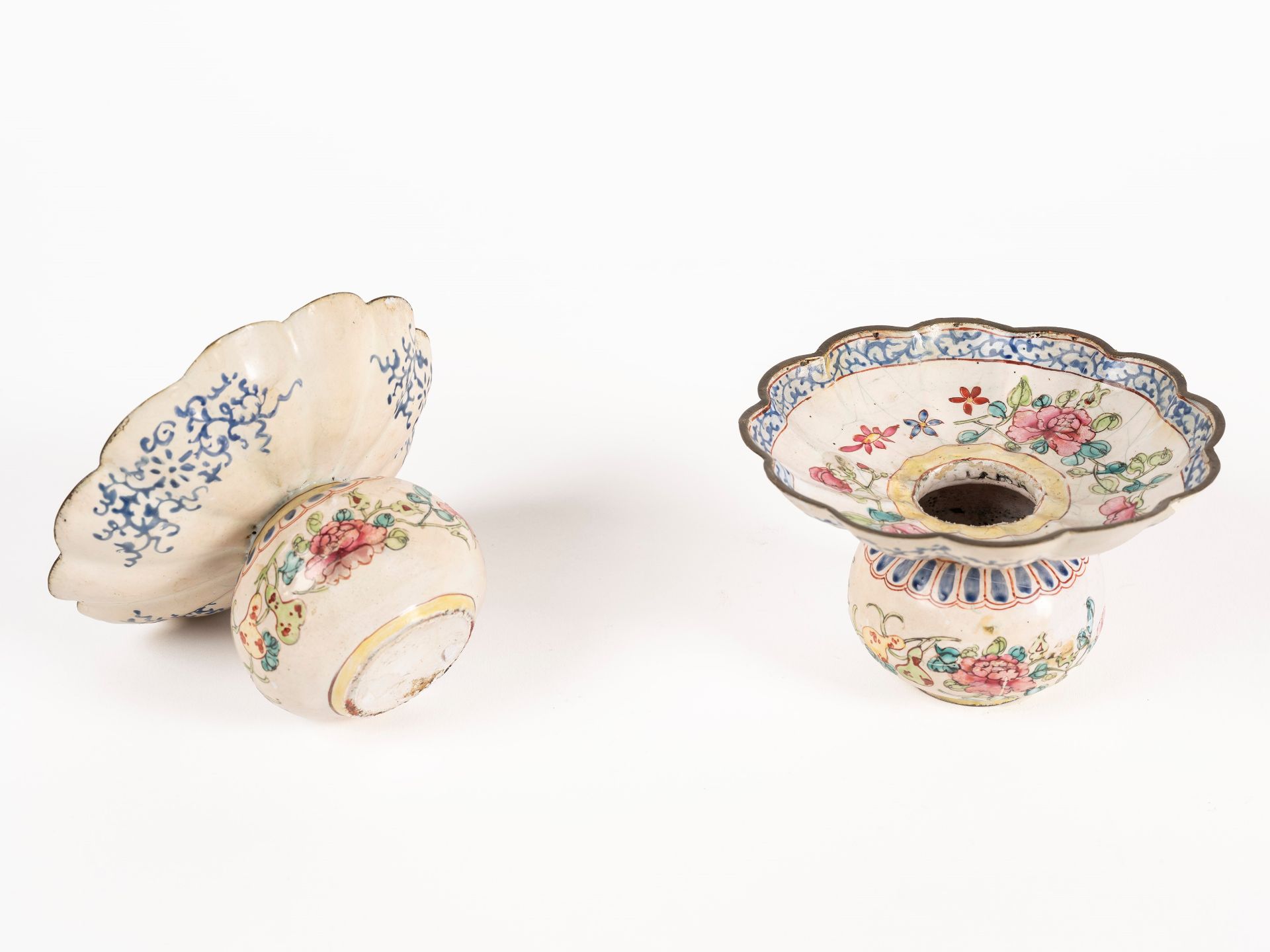 TWO PAINTED ENAMEL SMALL SPITTOONS, China, Qing dynasty, 19th century - Bild 4 aus 4