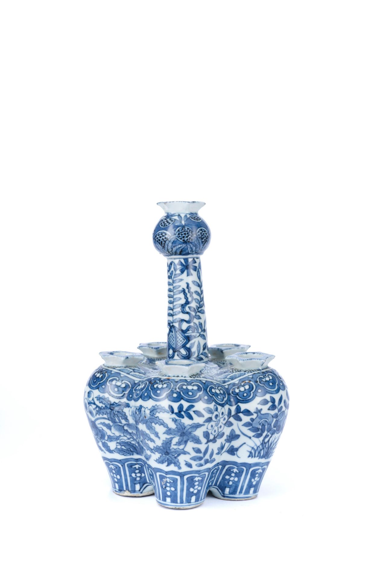 A BLUE AND WHITE PORCELAIN TULIP VASE, China, Qing Dynasty, late 19th century