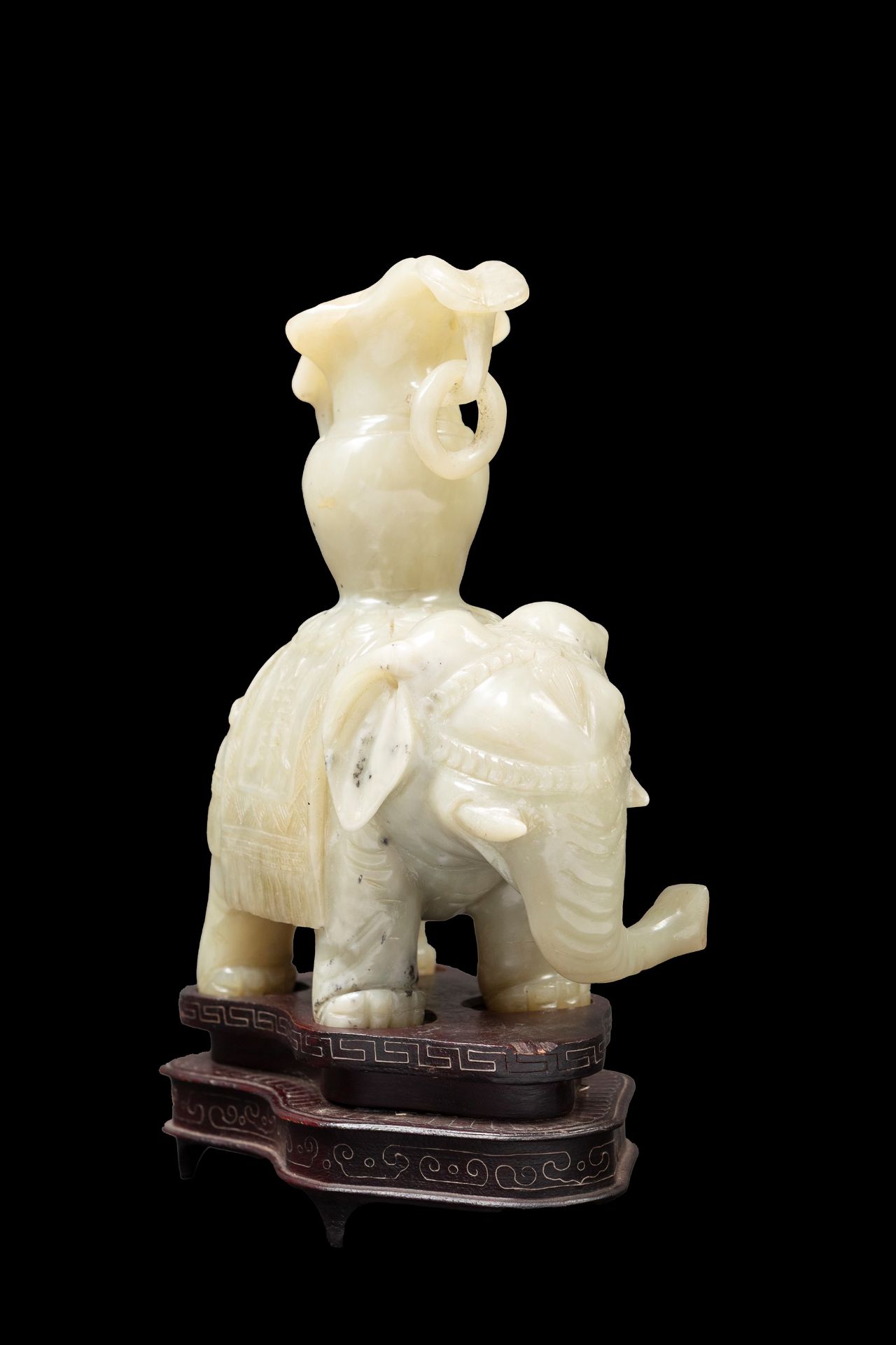 A SERPENTINE FIGURE OF AN ELEPHANT, China, 19th / 20th century - Bild 4 aus 5