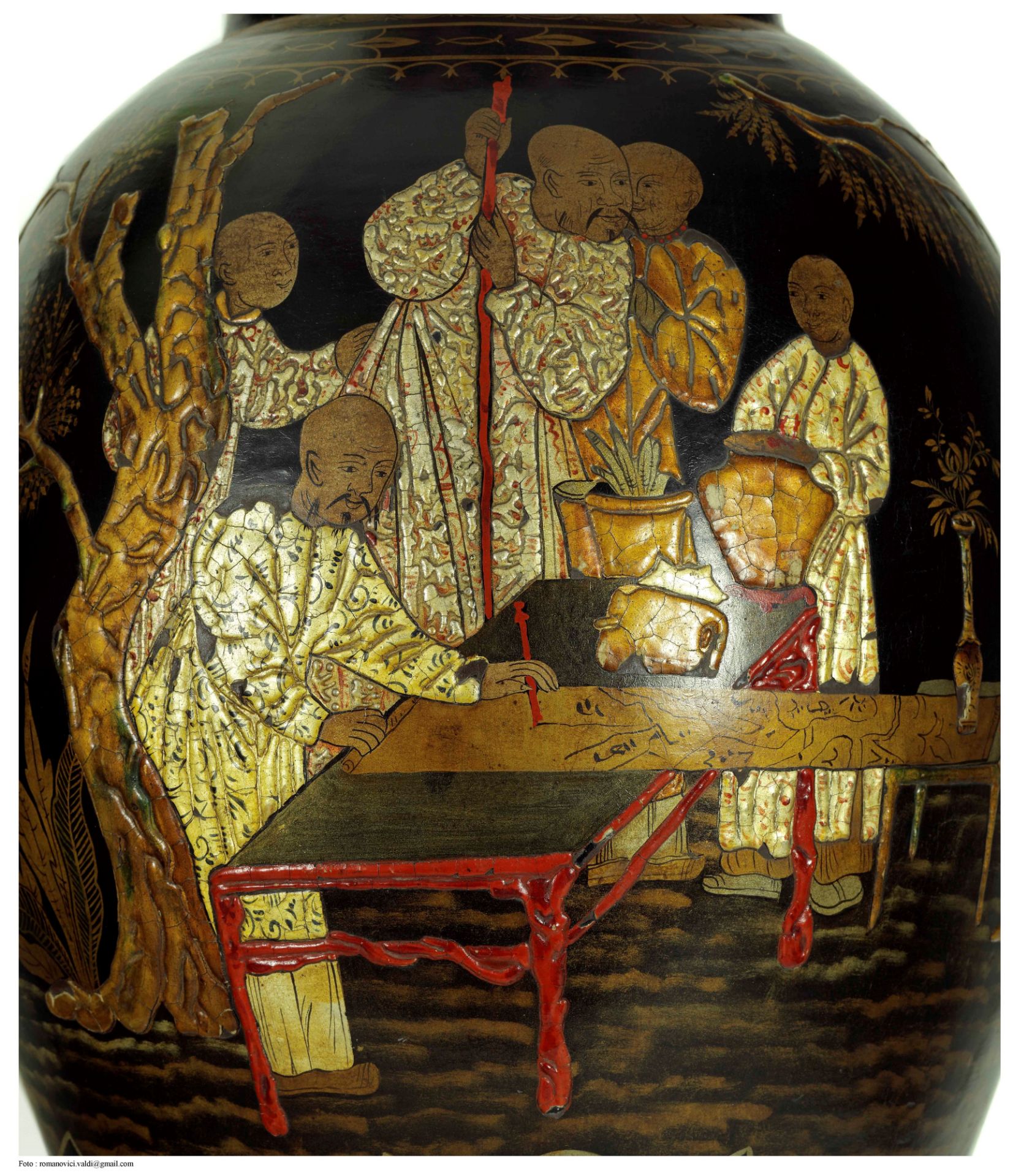 A RARE PAIR OF LACQUERED TERRACOTTA VASES IN CHINOISERIE STYLE, Berlin, late 18th / early 19th centu - Bild 6 aus 6