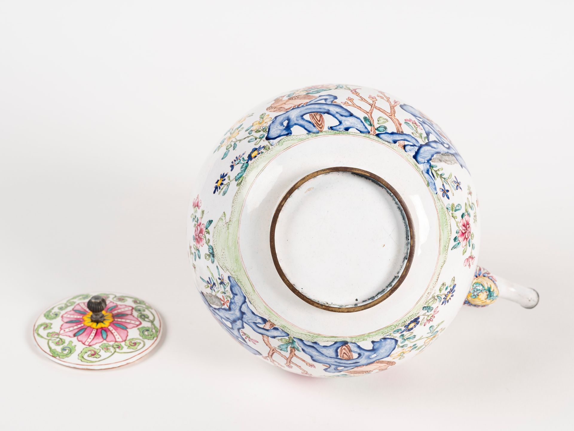 A PAINTED ENAMEL TEA-KETTLE, China, Qing dynasty, 18th century - Bild 3 aus 3