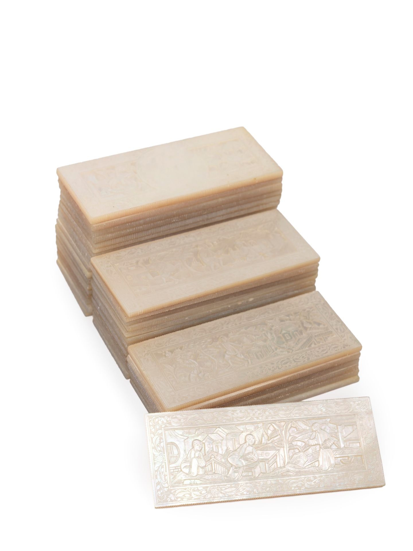 A SET OF MOTHER-OF-PEARL GAMING COUNTERS, China, Canton, 19th century - Bild 3 aus 4