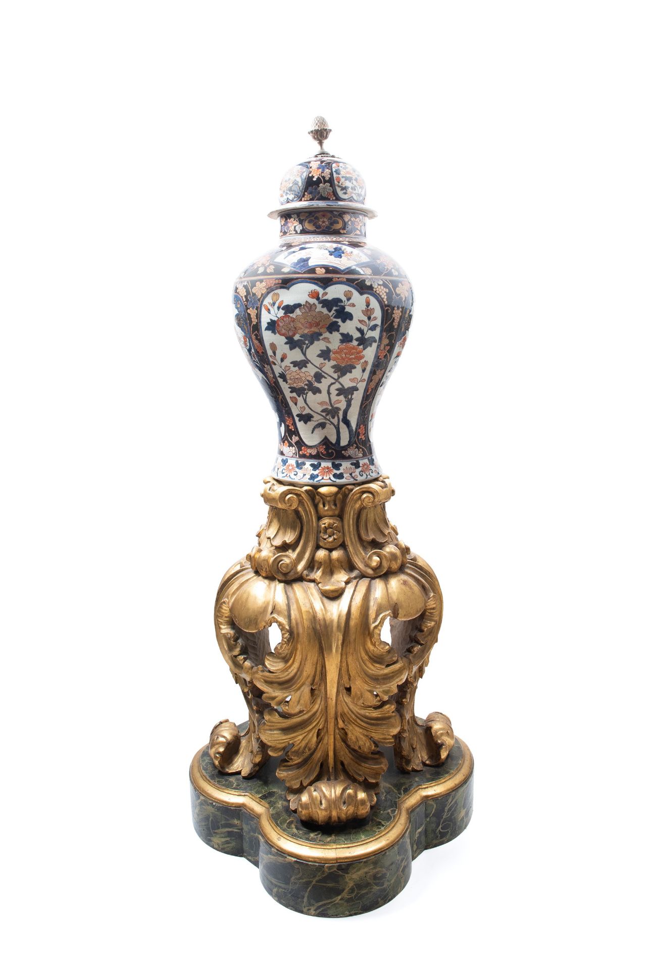 A LARGE IMARI PORCELAIN VASE WITH GILT-WOOD BASE, Japan, Meiji period (1868-1912) - Bild 2 aus 2