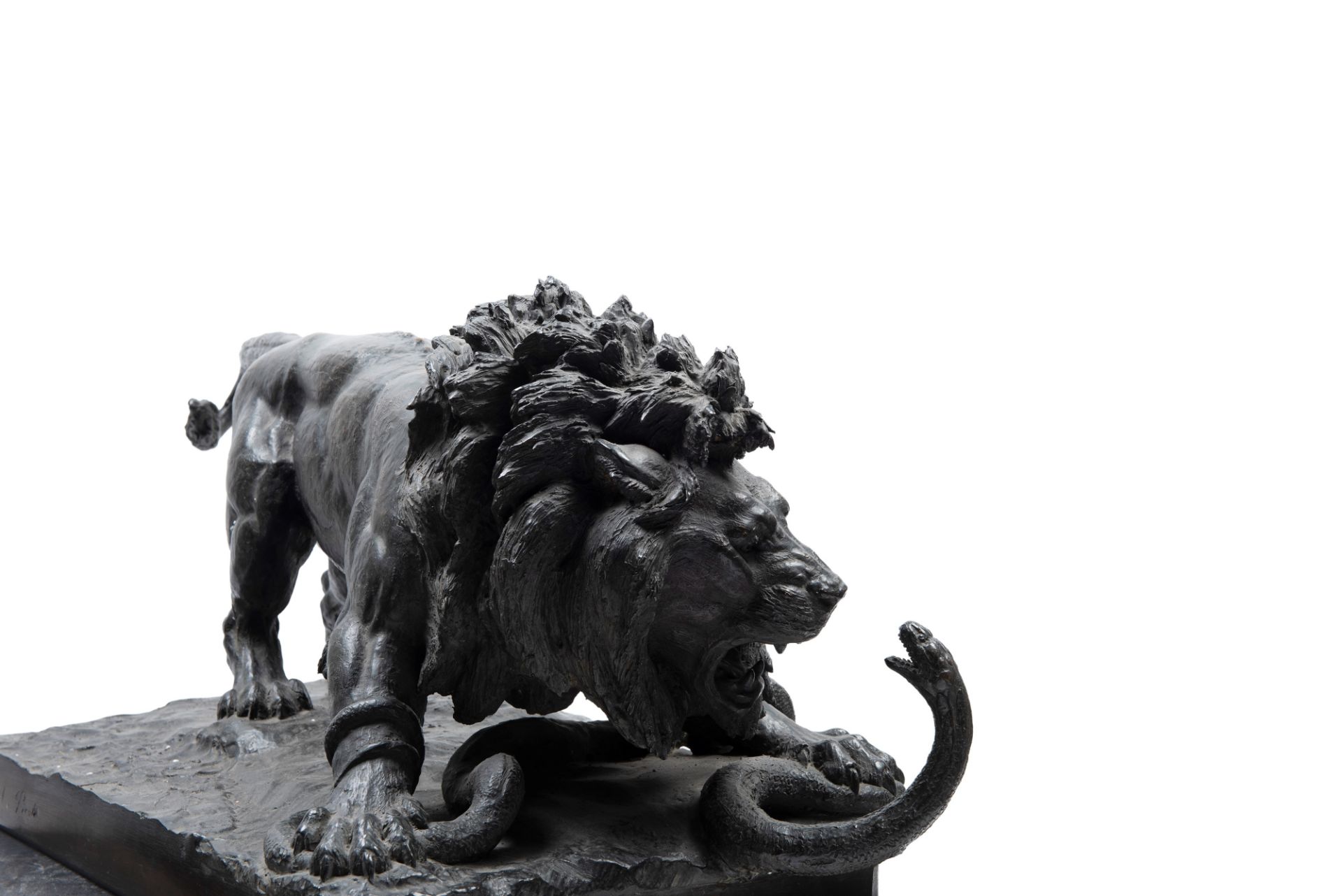 SCULPTURE DEPICTING A LION FIGHTING WITH A SERPENT ON A MARBLE BASE, 19th century - Bild 3 aus 4