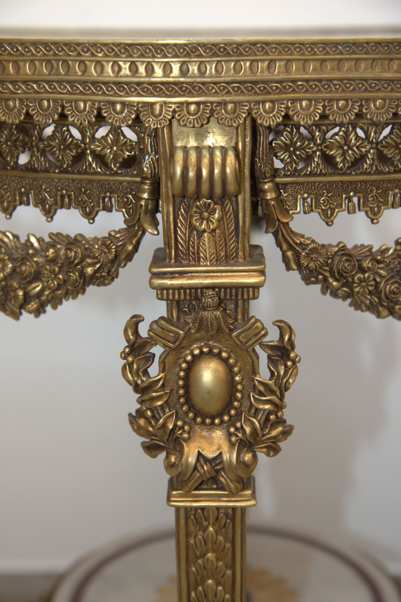 A PAIR OF LARGE BRONZE TABLES WITH MARBLE TOPS, 20th century - Bild 2 aus 7