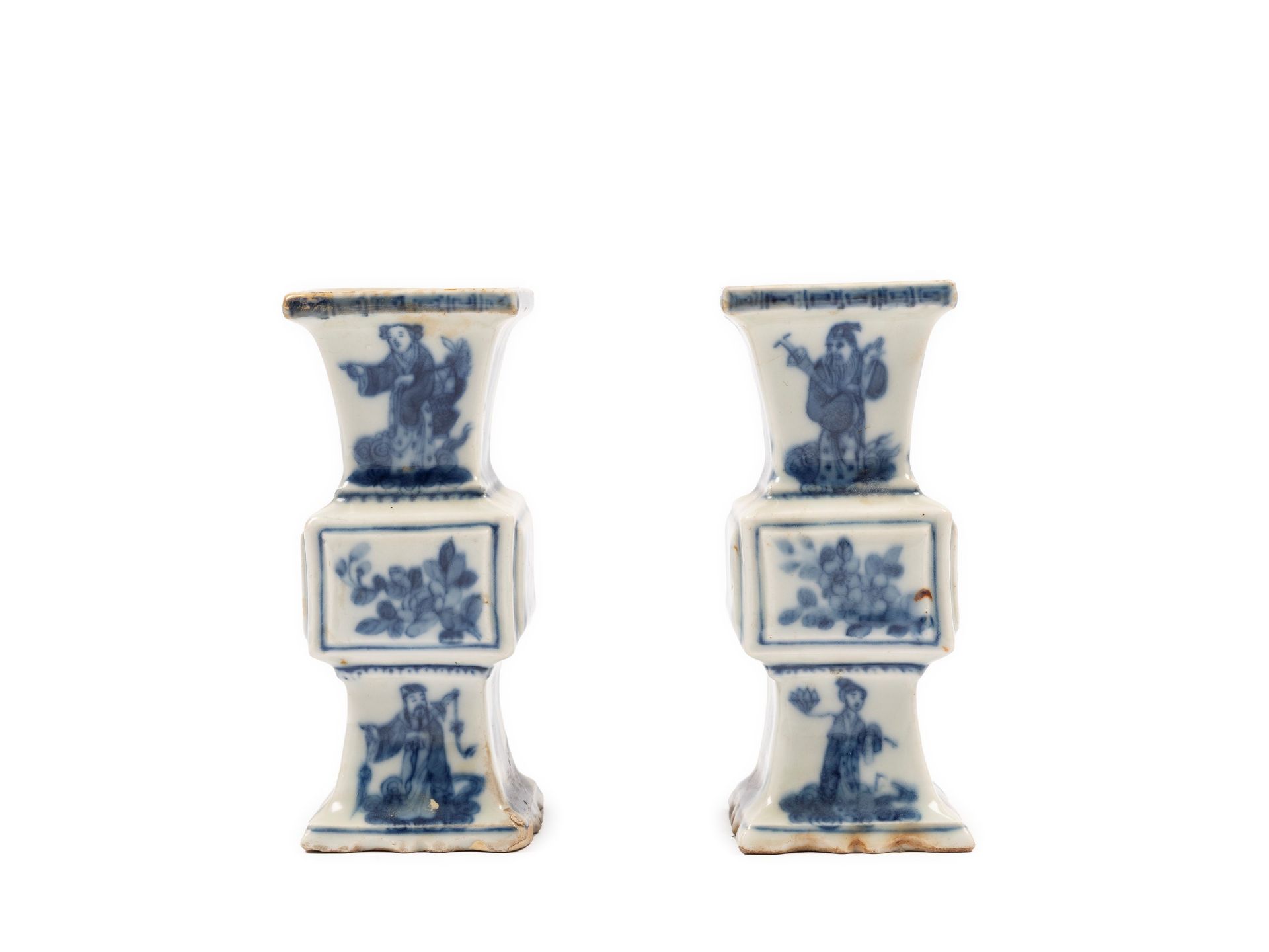 A PAIR OF BLUE AND WHITE PORCELAIN SMALL VASES, China, Qing dynasty, late 19th century