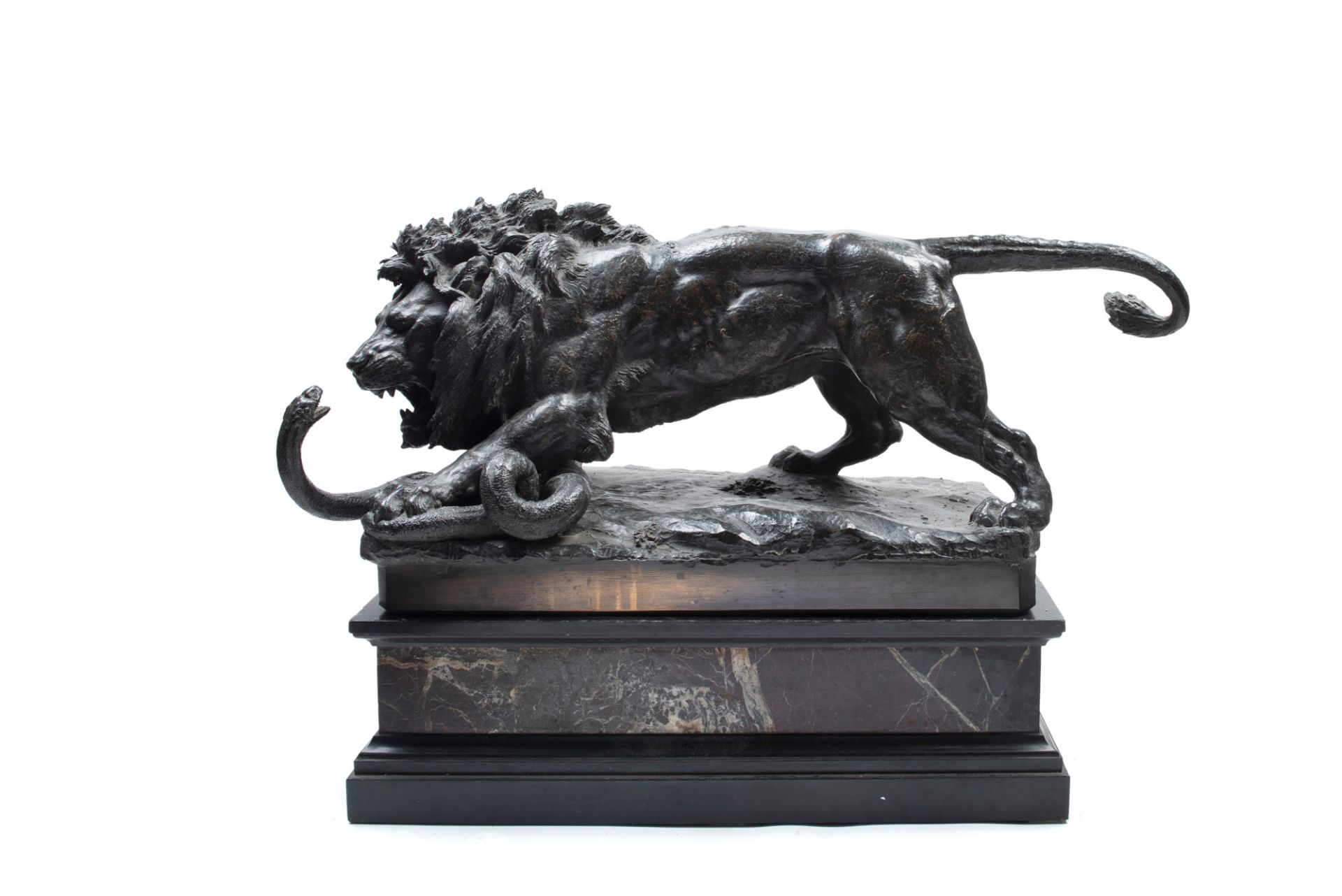 SCULPTURE DEPICTING A LION FIGHTING WITH A SERPENT ON A MARBLE BASE, 19th century