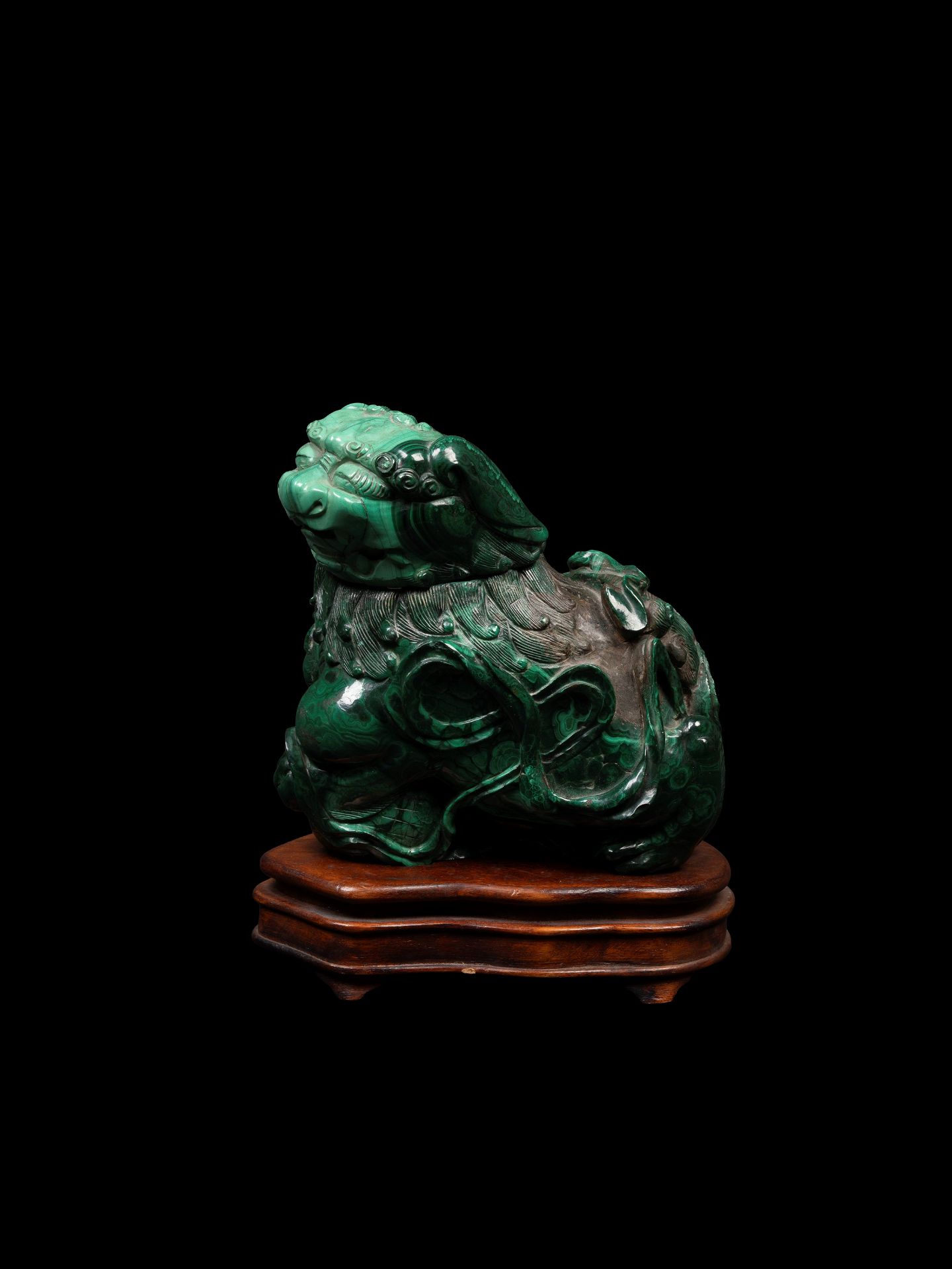A MALACHITE SCULPTURE DEPICTING A FOO DOG, China, Qing dynasty, 19th century