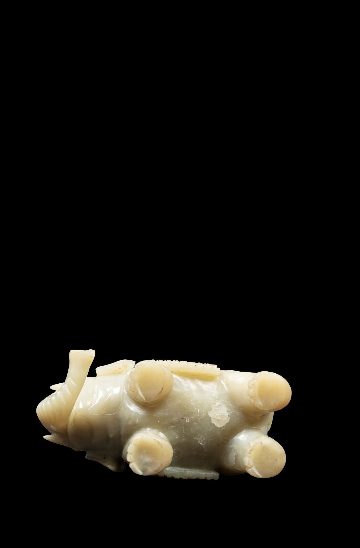 A SERPENTINE FIGURE OF AN ELEPHANT, China, 19th / 20th century - Bild 5 aus 5