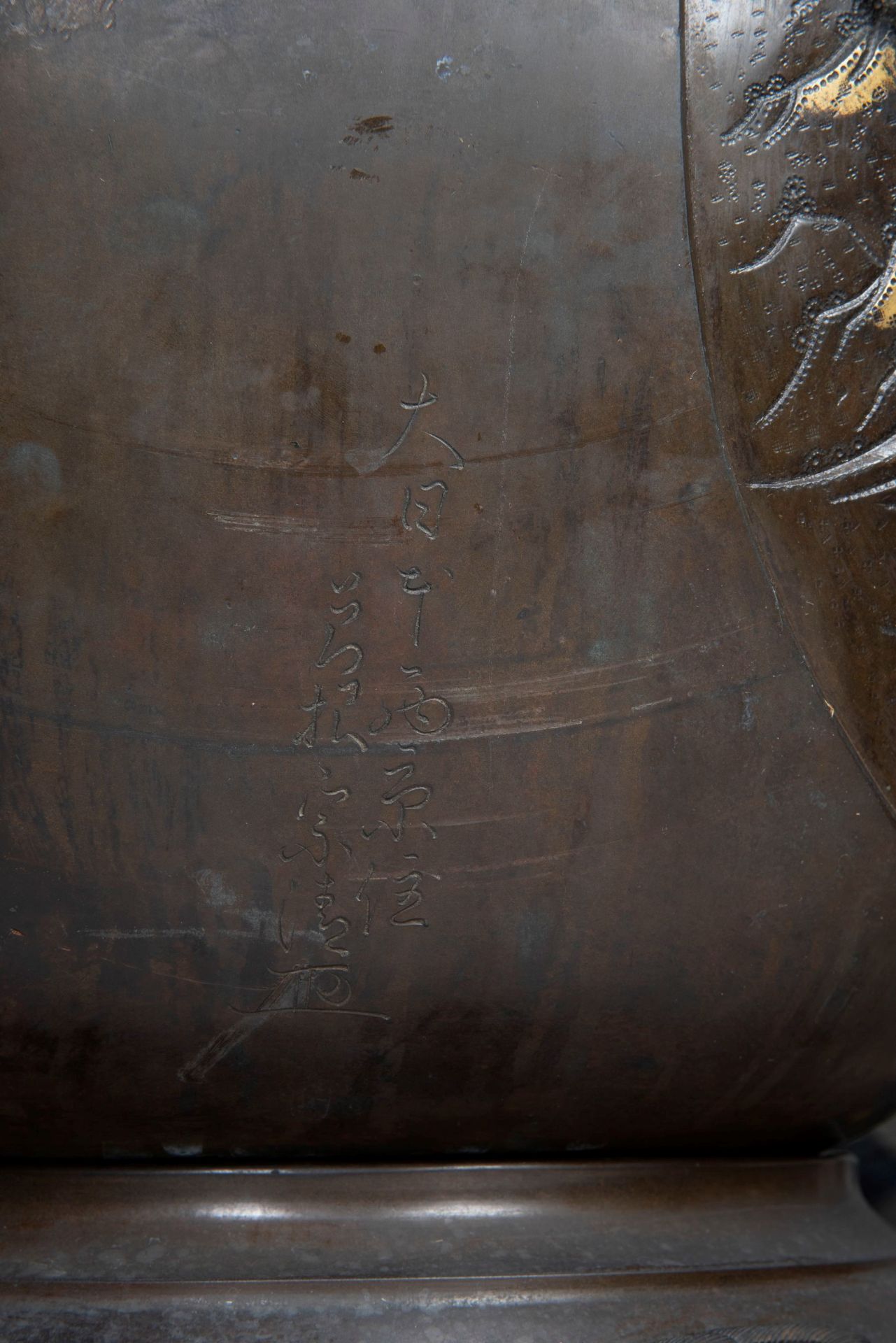 A LARGE PAIR OF BRONZE KOROS, Japan, Meiji period (1868-1912) - Bild 9 aus 9