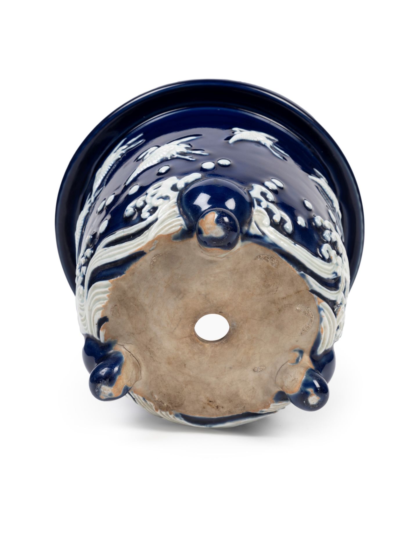 PAIR OF WHITE AND BLUE PORCELAIN CACHEPOTS, Japan, Meiji period (1868-1912) - Bild 3 aus 3