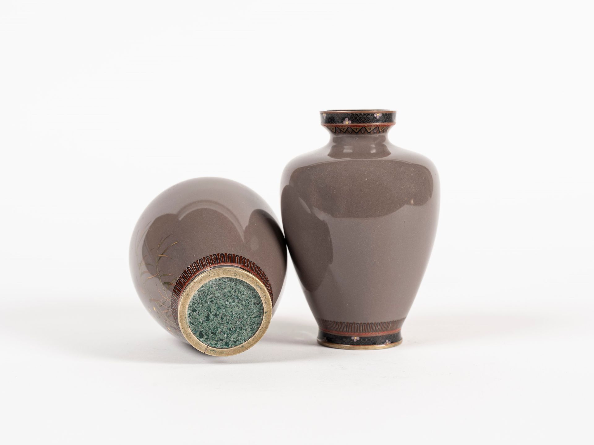 A PAIR OF SMALL CLOISONNÃ‰ VASES, Japan, Meiji period (1868-1912) - Bild 3 aus 4