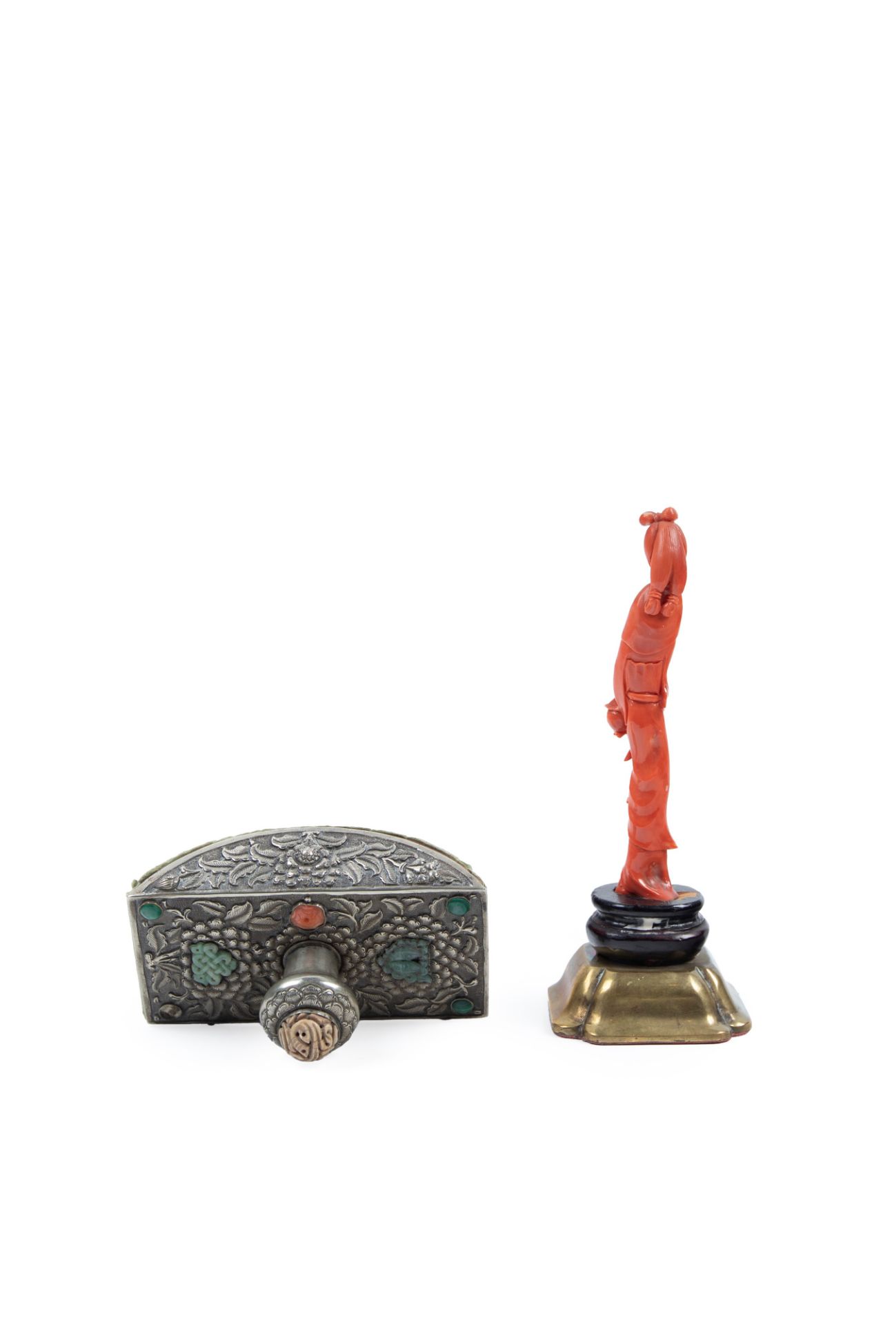 â˜¼ONE RED CORAL SCULPTURE AND ONE TIBETAN RITUAL OBJECT, China/Tibet, early 20th century - Bild 3 aus 3