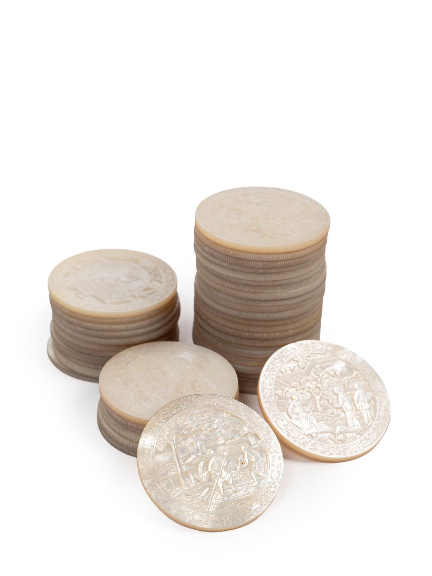 A SET OF MOTHER-OF-PEARL GAMING COUNTERS, China, Canton, 19th century - Bild 2 aus 4