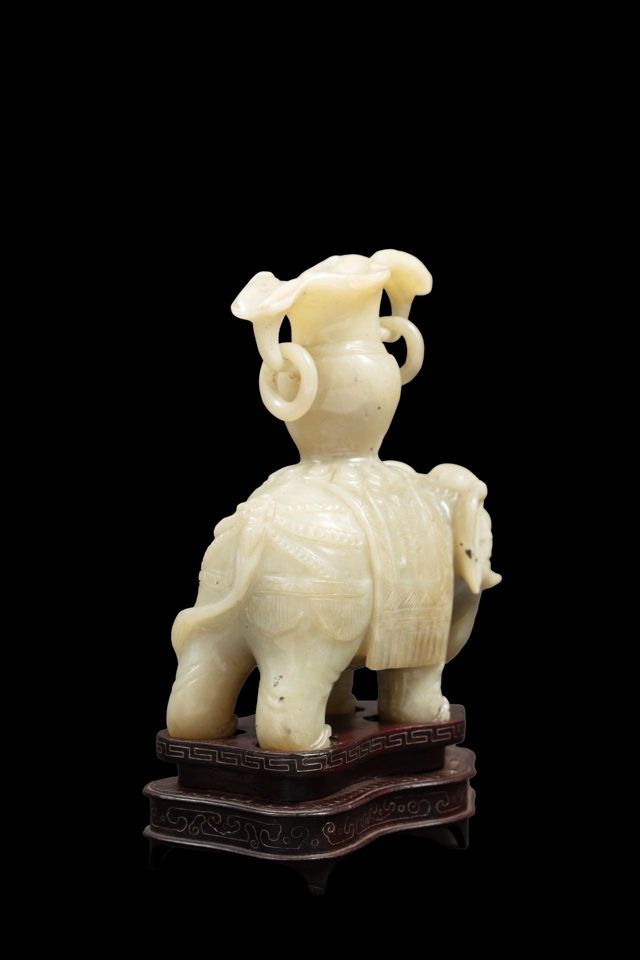 A SERPENTINE FIGURE OF AN ELEPHANT, China, 19th / 20th century - Bild 3 aus 5