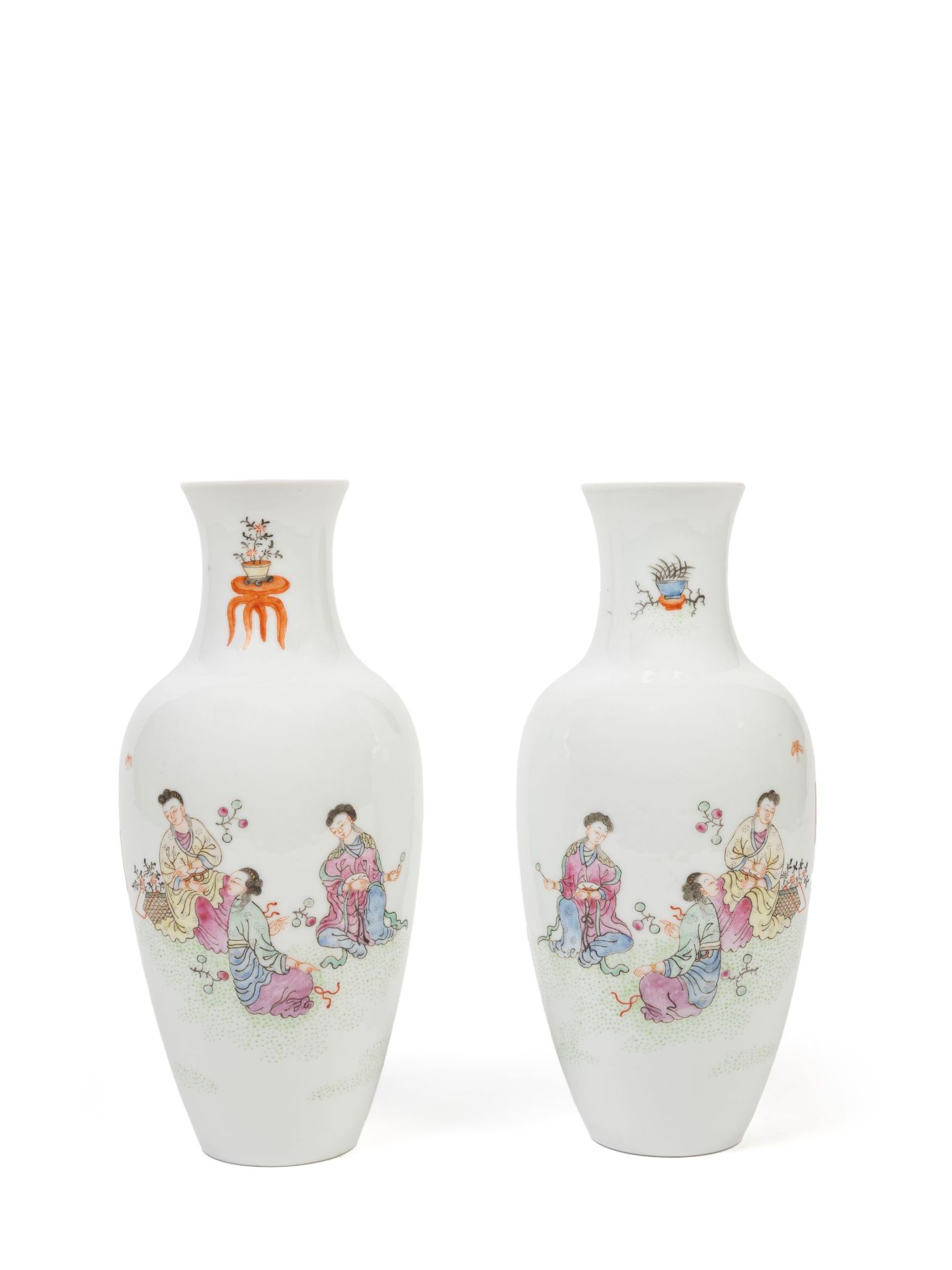PAIR OF SMALL FAMILLE ROSE PORCELAIN VASES, China, 20th century - Bild 2 aus 3