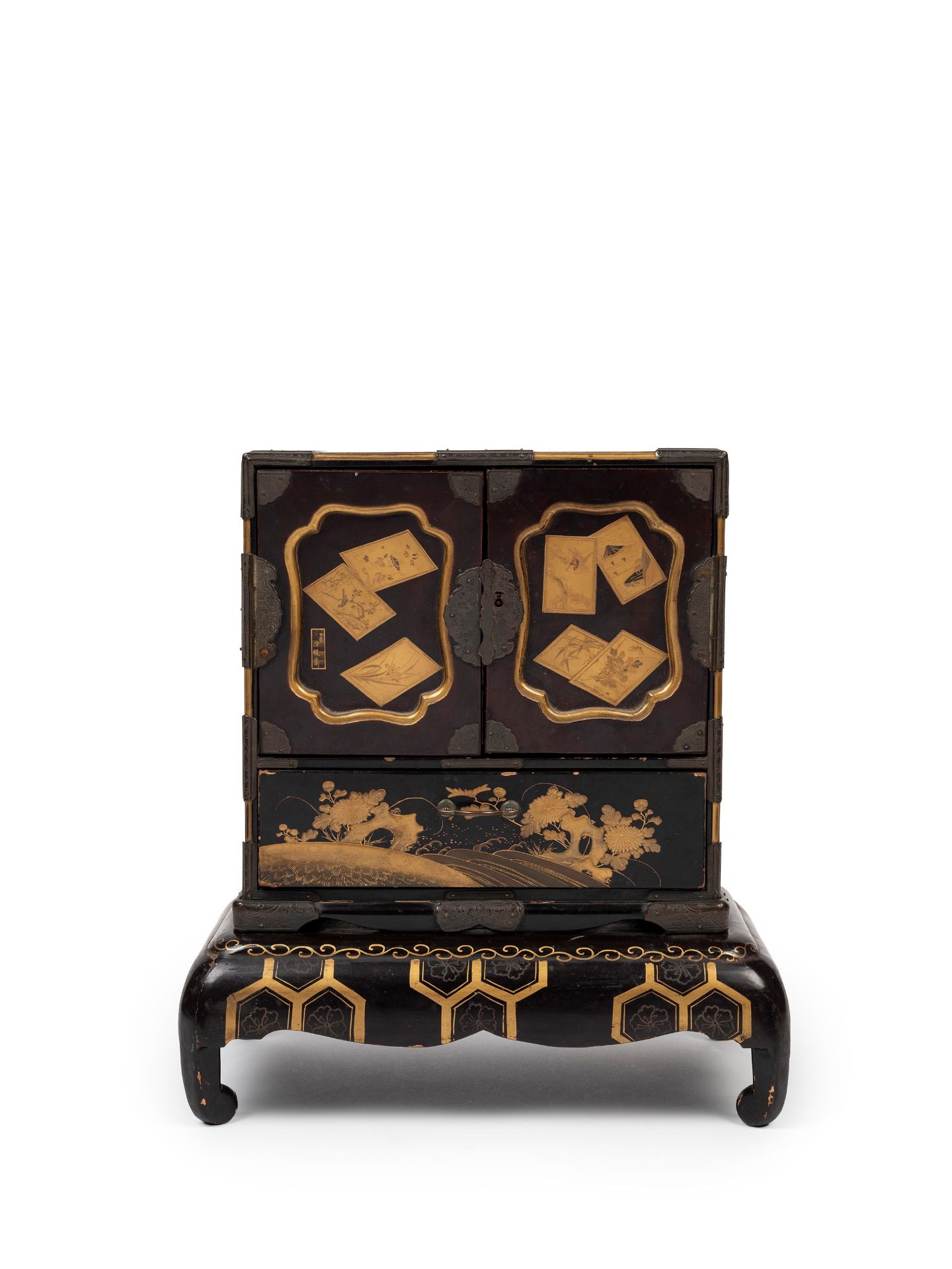 KODANSÅŒ IN BLACK AND GOLD LACQUER, Japan, Meiji period (1868-1912)