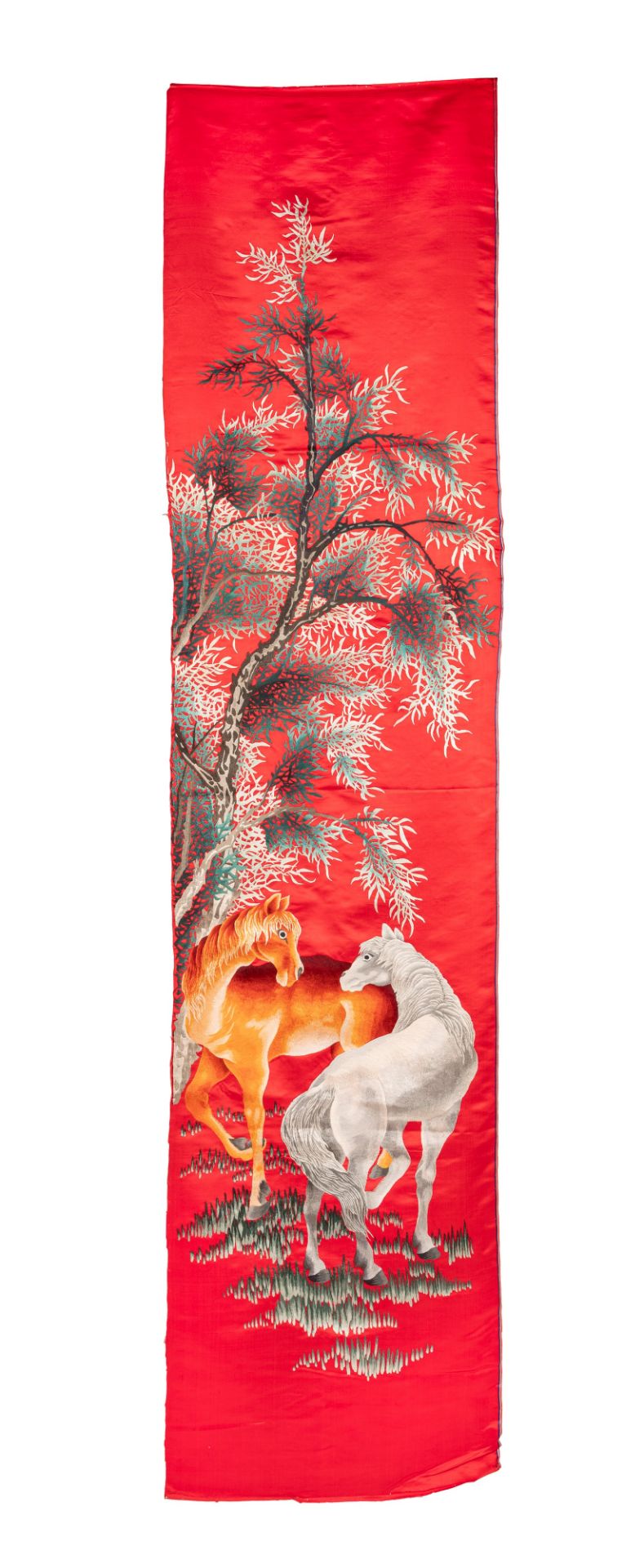 TWO EMBROIDERIES ON RED SILK, China, 20th century - Bild 2 aus 3