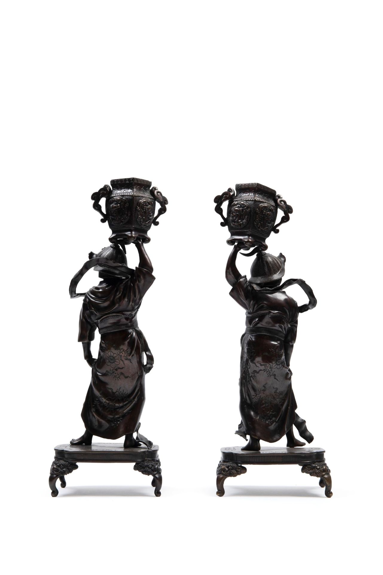 Pair of bronze sculptures with dark patina depicting male figures, Japan, Meiji period (1868-1912) - Bild 2 aus 2