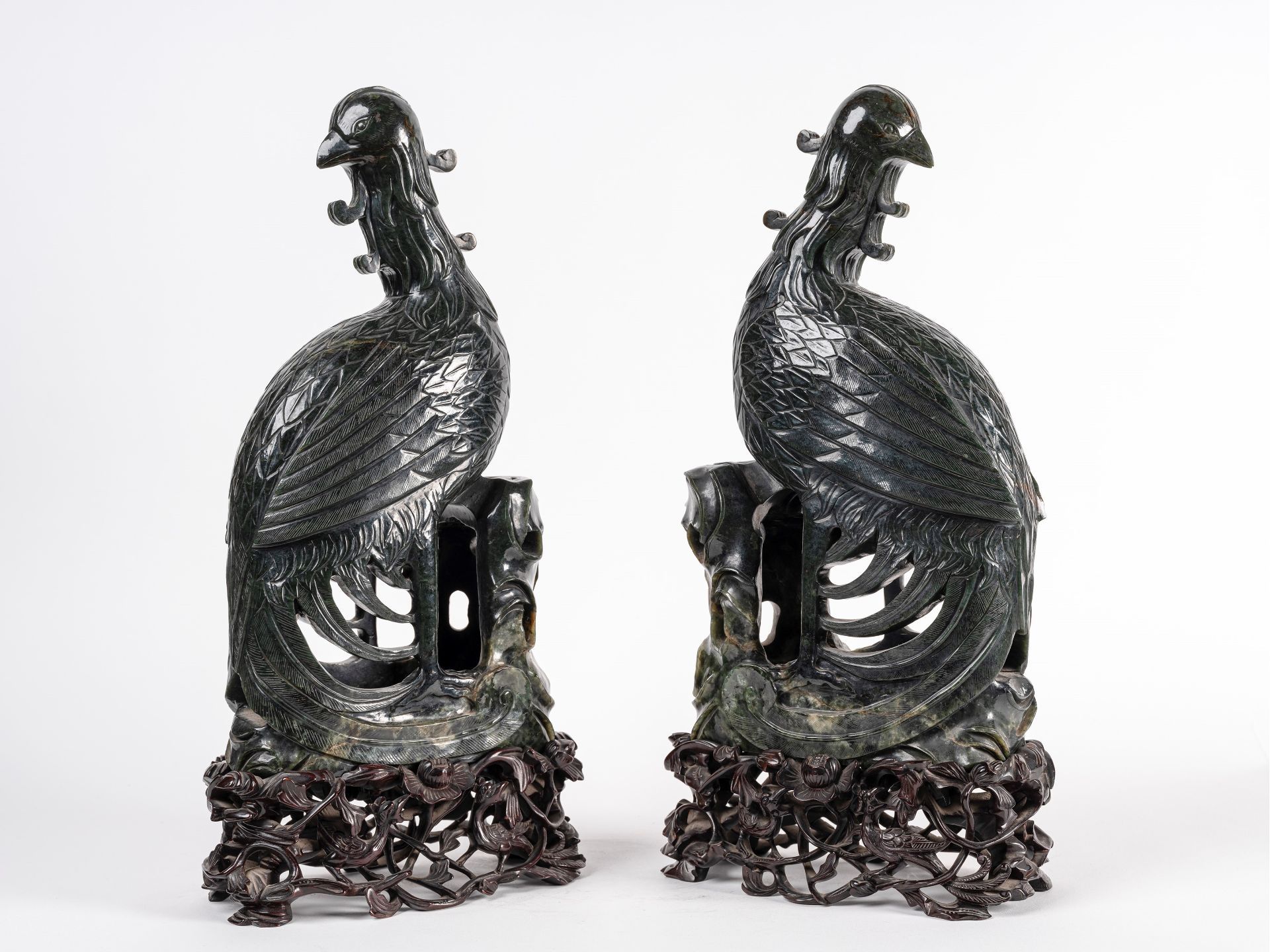 A PAIR OF LARGE SPINACH-GREEN CARVINGS, China, 19th / 20th century - Bild 2 aus 2