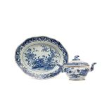 UNA PICCOLA ZUPPIERA E UN PIATTO IN PORCELLANA BIANCO E BLU, China, Qing dynasty, 18th century
