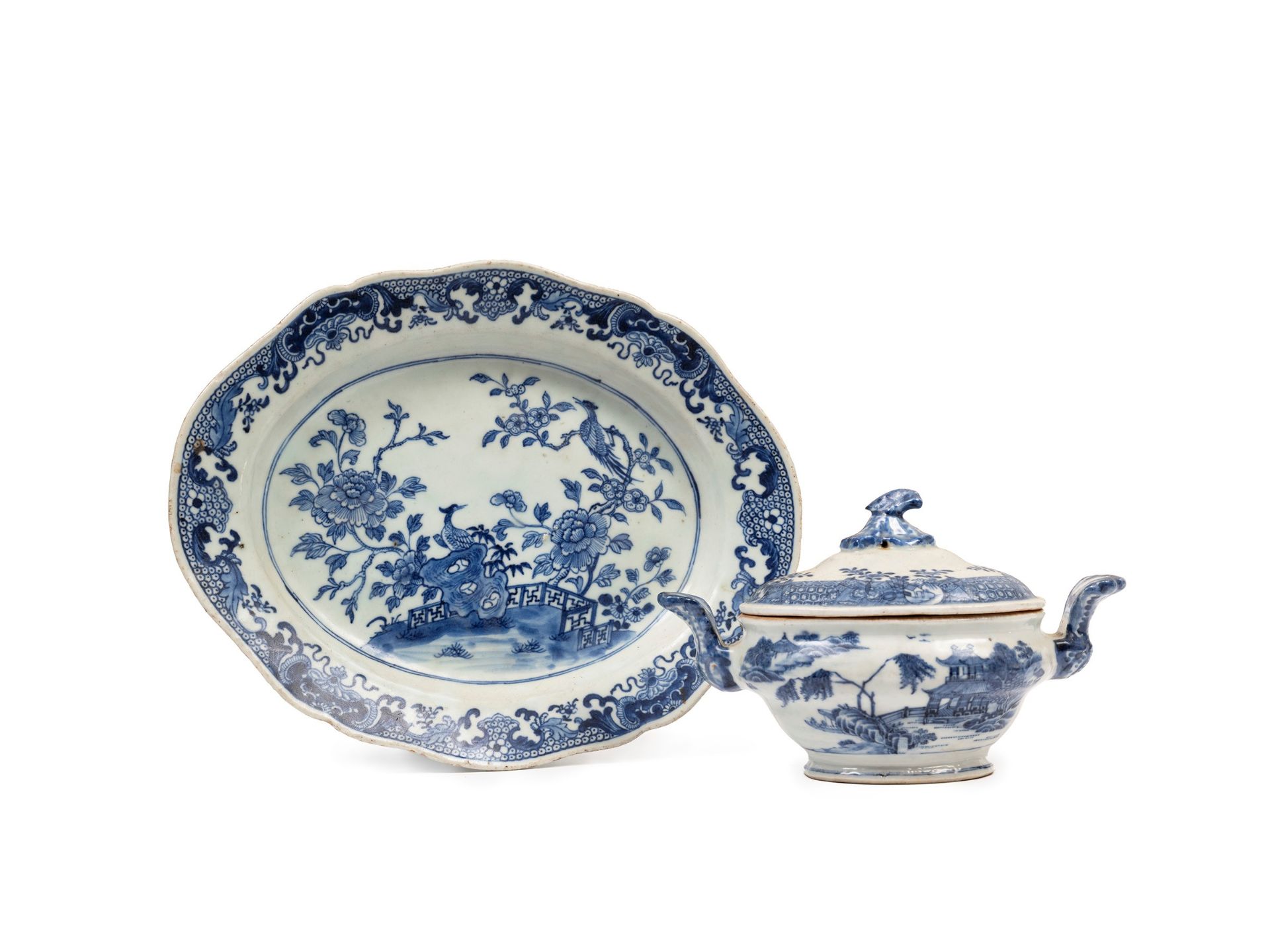 UNA PICCOLA ZUPPIERA E UN PIATTO IN PORCELLANA BIANCO E BLU, China, Qing dynasty, 18th century