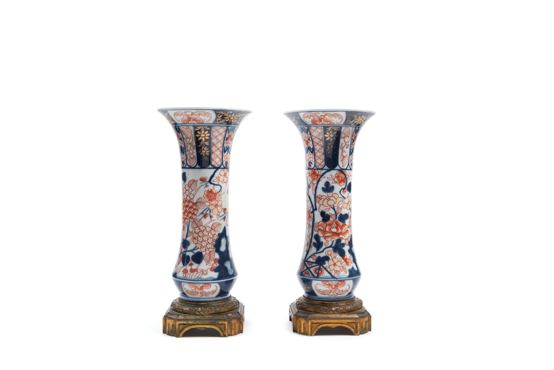 PAIR OF ORMOLU MOUNTED IMARI PORCELAIN VASES , Japan, Meiji Period (1868-1912) - Bild 2 aus 2