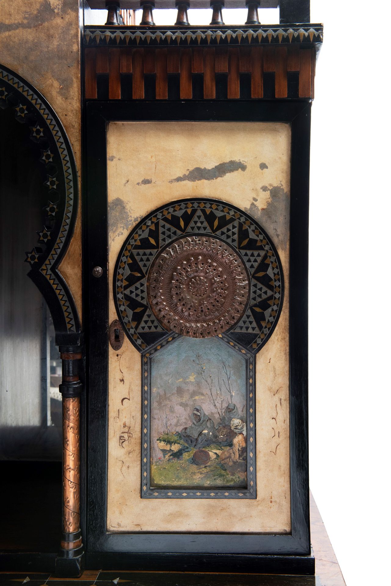 AN IMPORTANT INLAID WOOD AND HAND-PAINTED VELLUM MOSQUÃ‰E CABINET, Around 1900 - Bild 7 aus 10