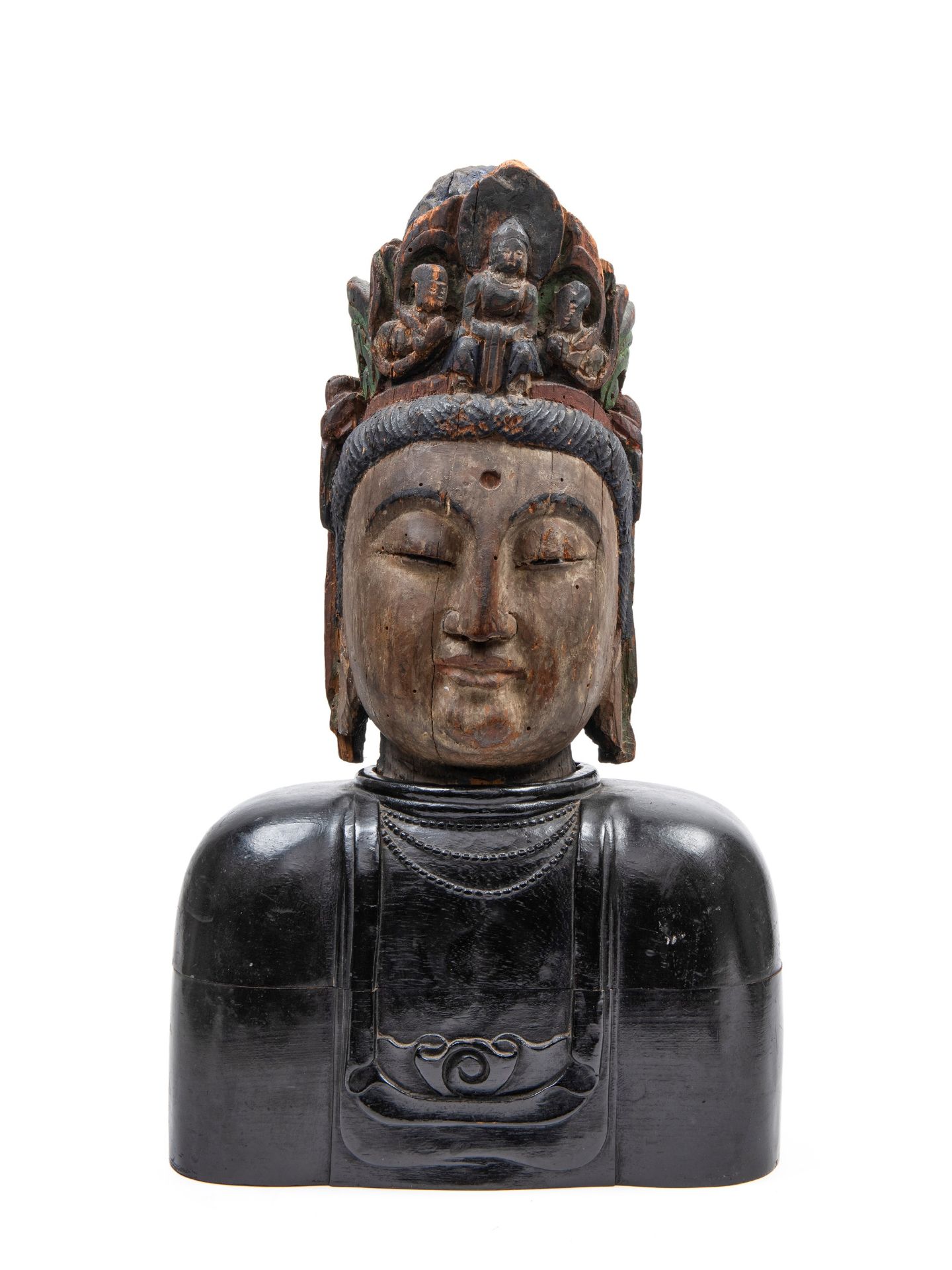 CARVED AND LACQUERED WOODEN SCULPTURE DEPICTING A BUST OF BUDDHA, China, Qing dynasty (1644-1911)