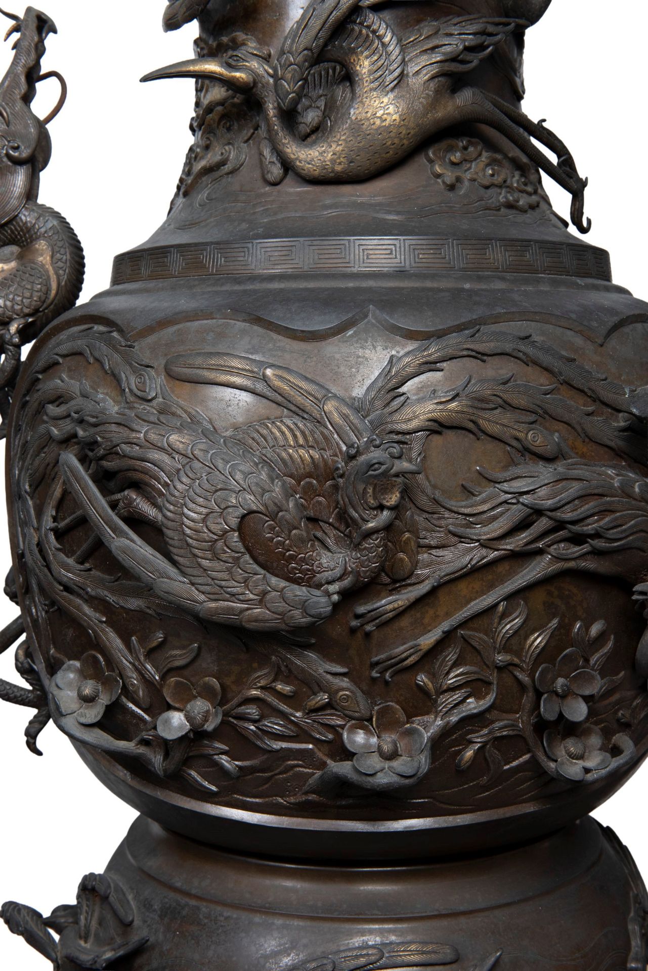 A LARGE PAIR OF BRONZE KOROS, Japan, Meiji period (1868-1912) - Bild 4 aus 9